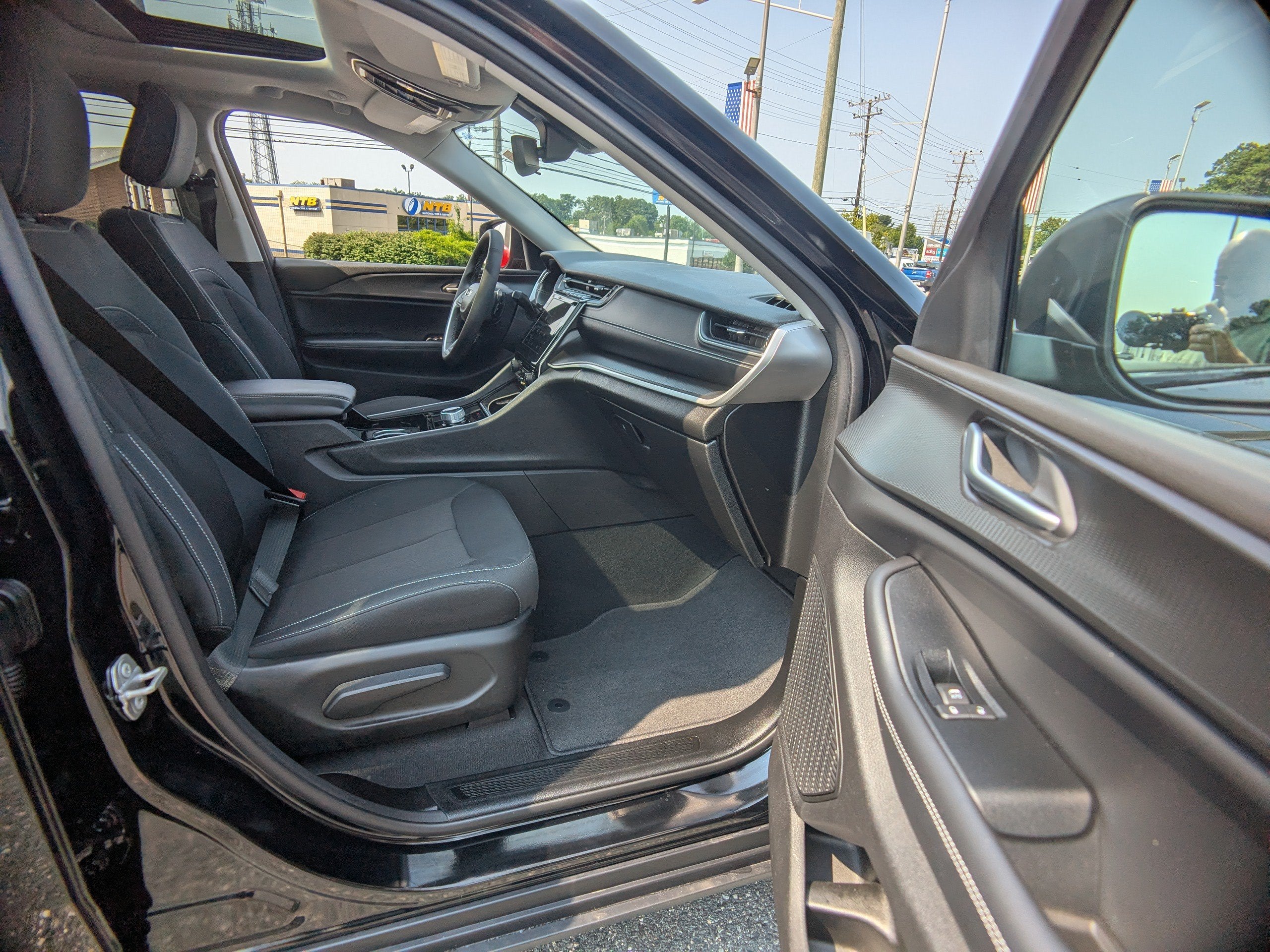 2023 Jeep Grand Cherokee Laredo 4x4