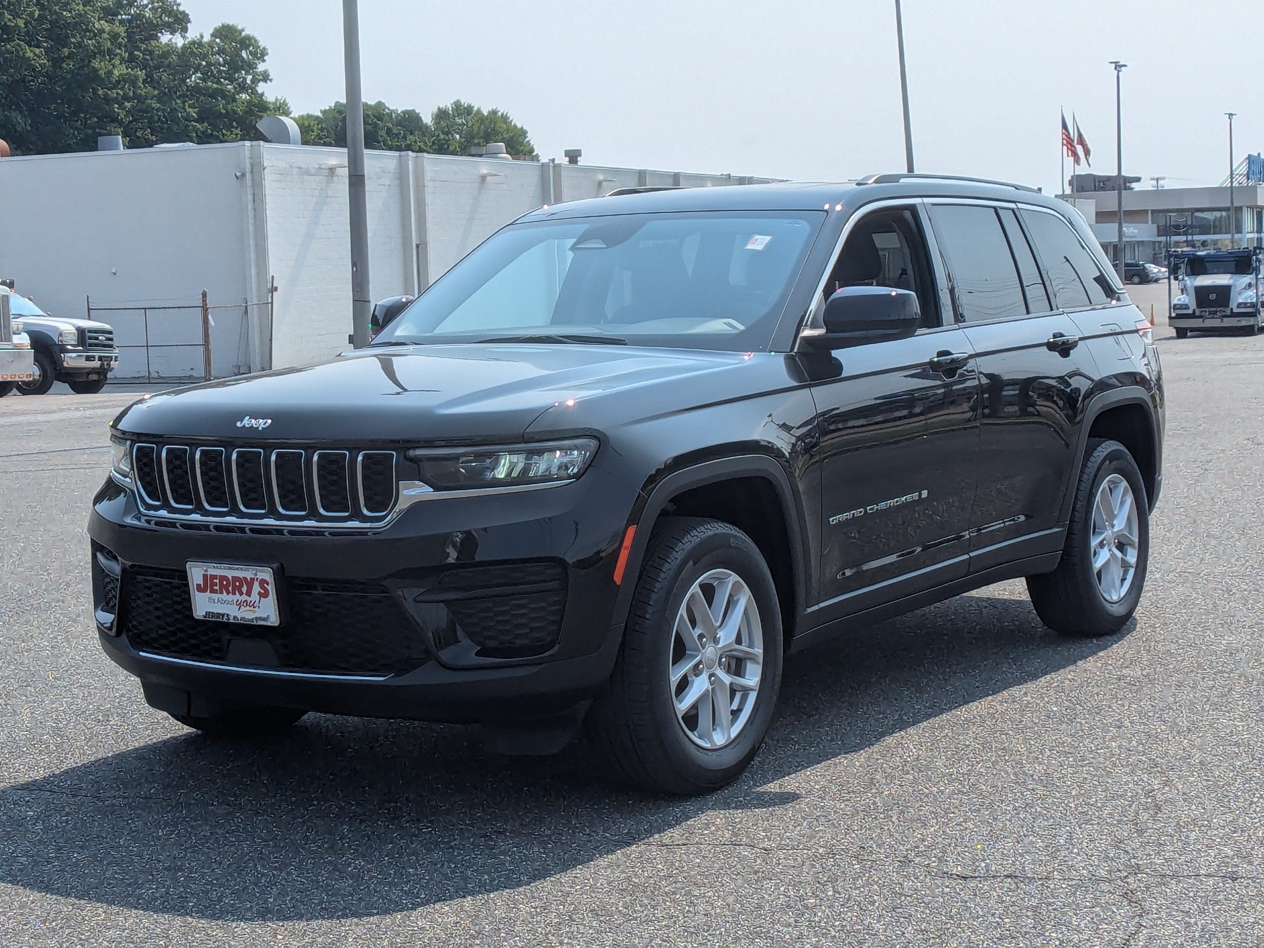 2023 Jeep Grand Cherokee Laredo 4x4