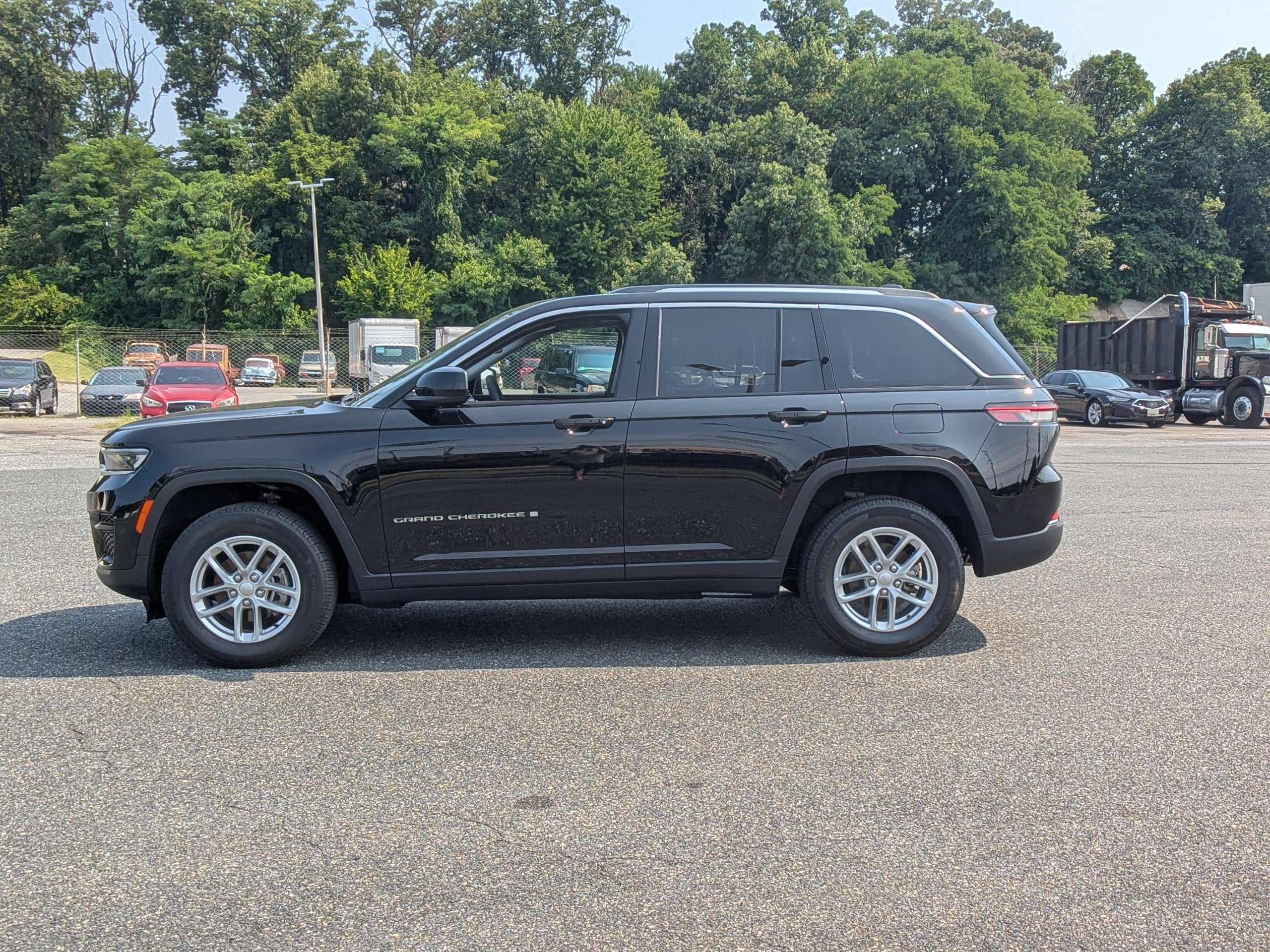 2023 Jeep Grand Cherokee Laredo 4x4