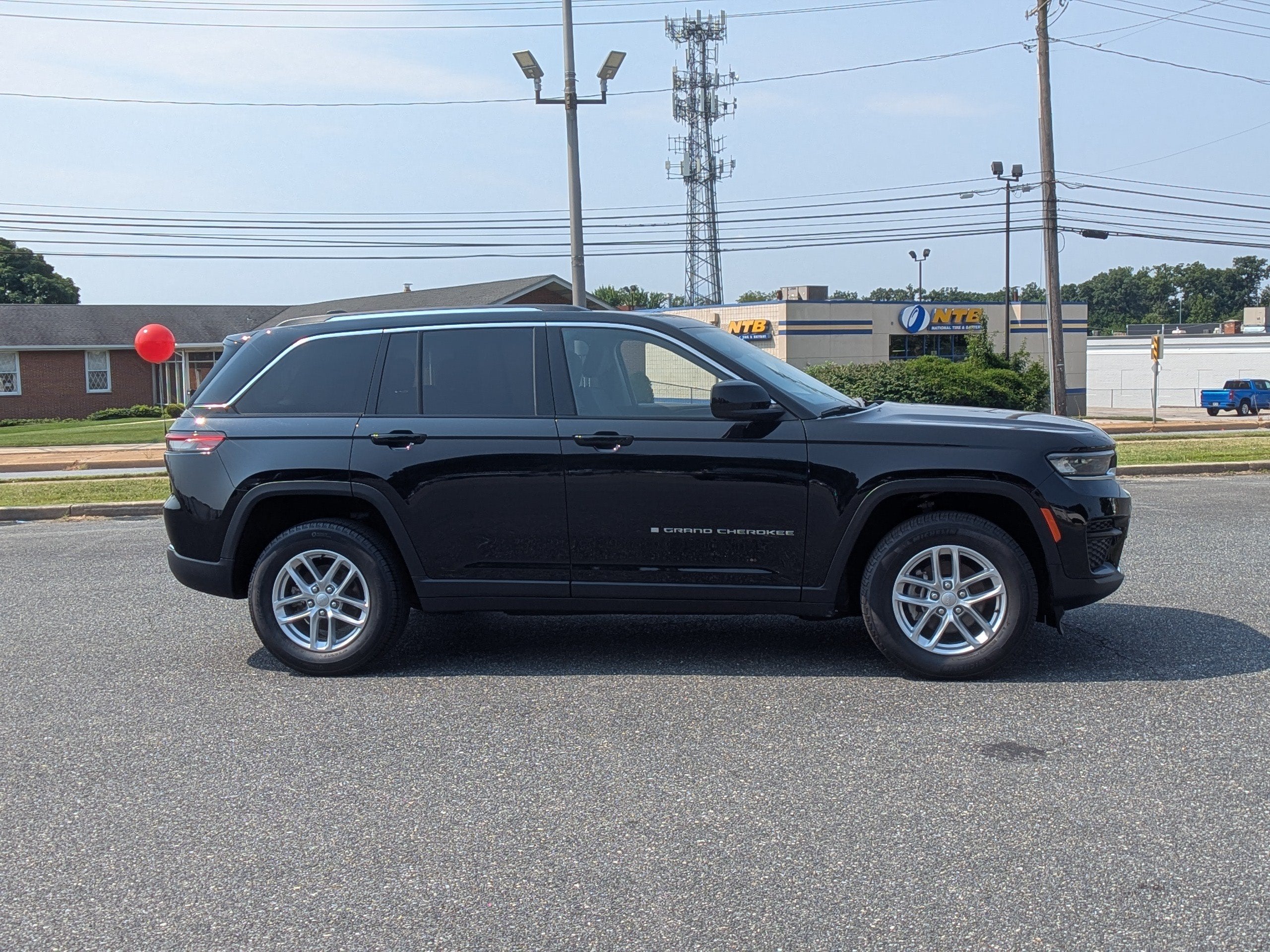 2023 Jeep Grand Cherokee Laredo 4x4