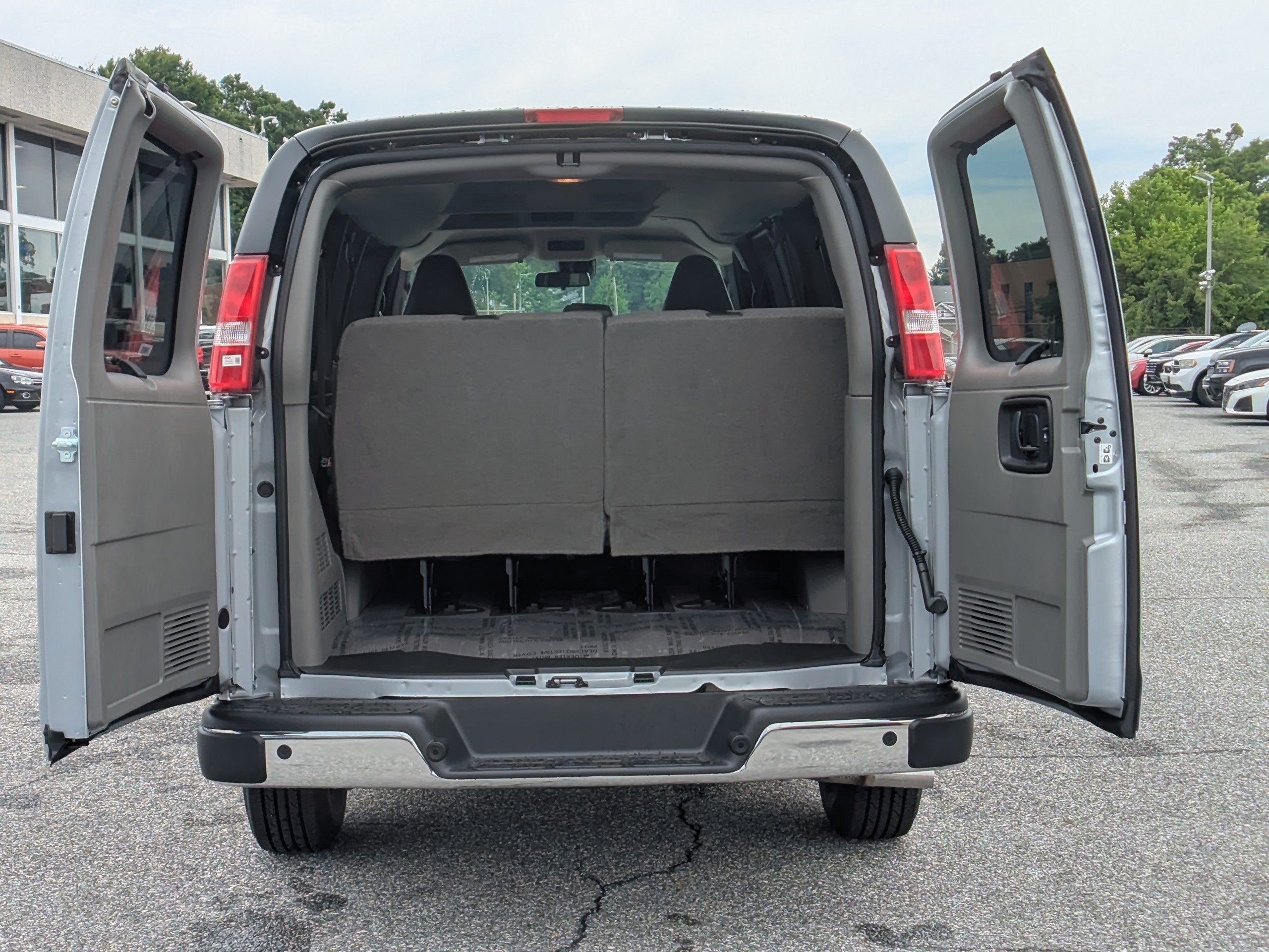 2026 Chevrolet Express Passenger 1LT