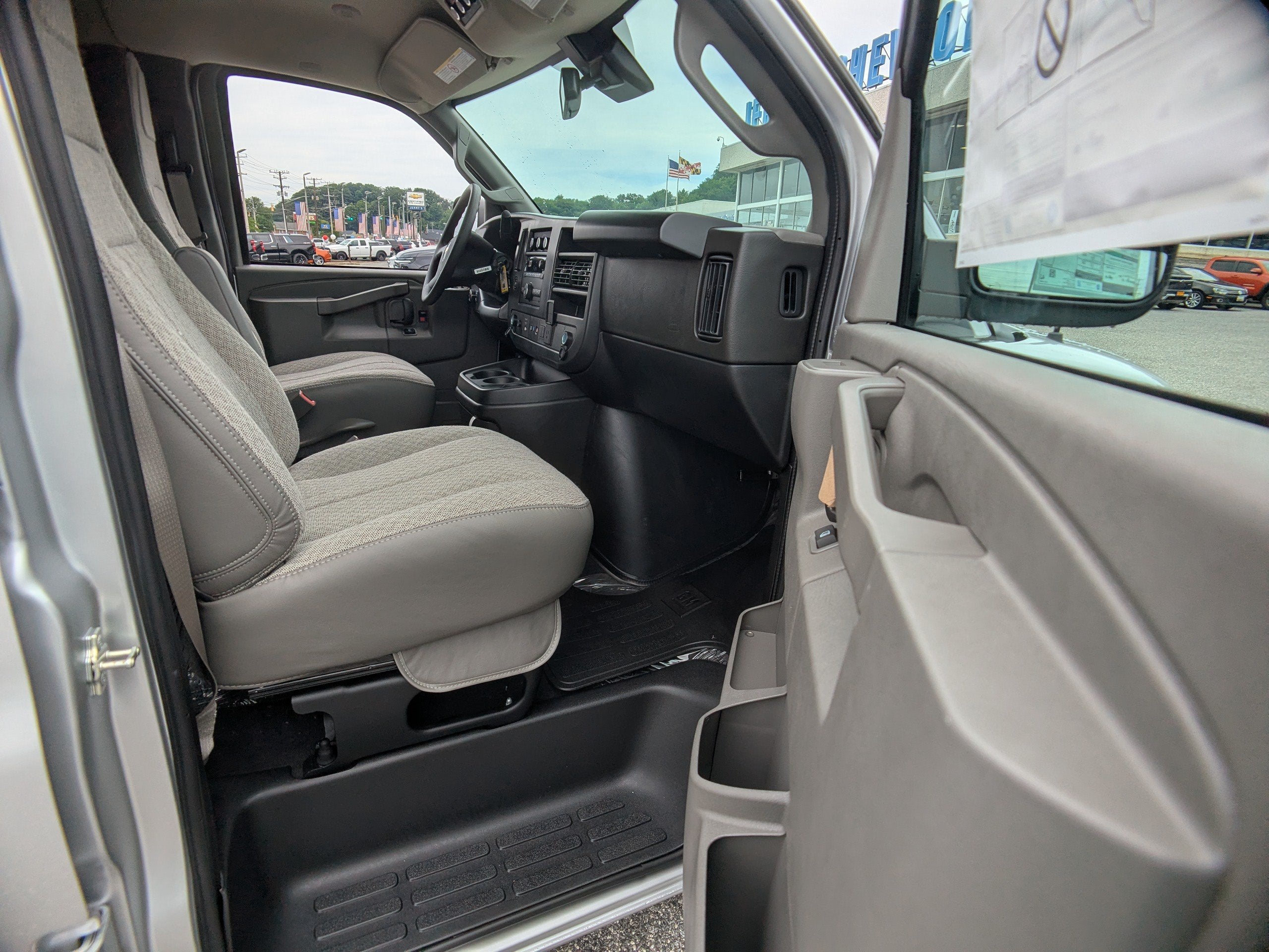 2026 Chevrolet Express Passenger 1LT