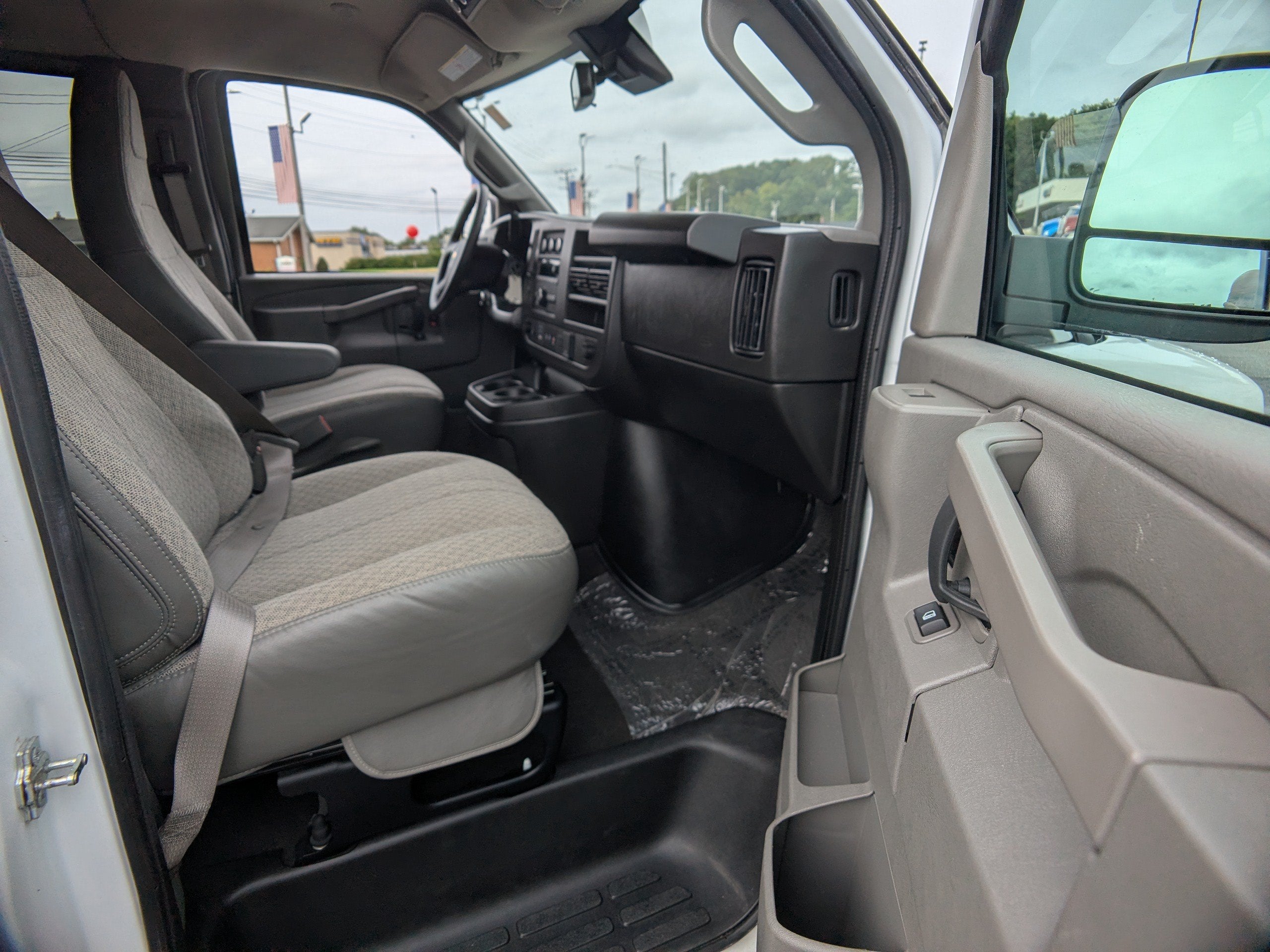 2025 Chevrolet Express Passenger 1LT