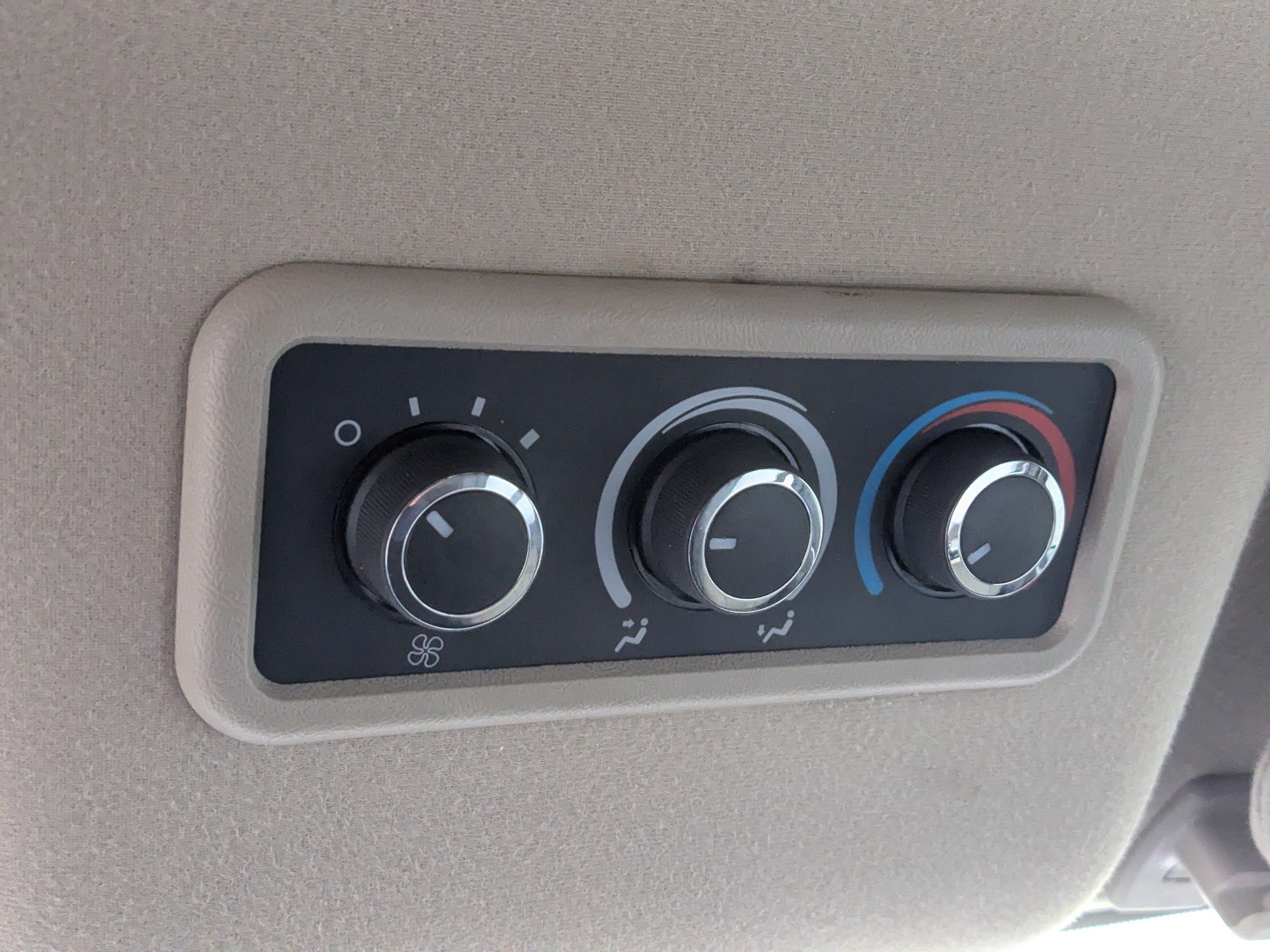 2025 Chevrolet Express Passenger 1LT
