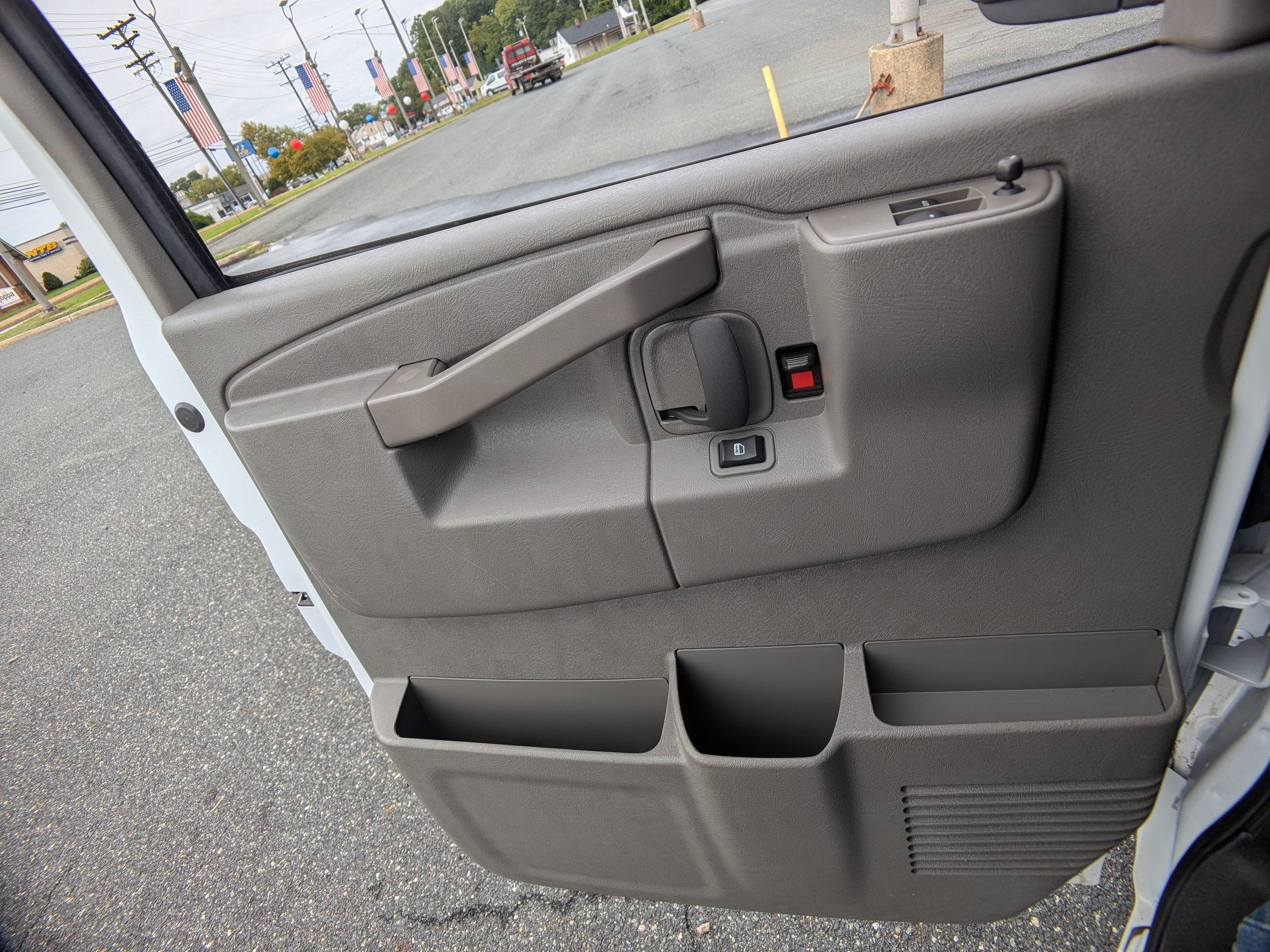 2025 Chevrolet Express Passenger 1LT
