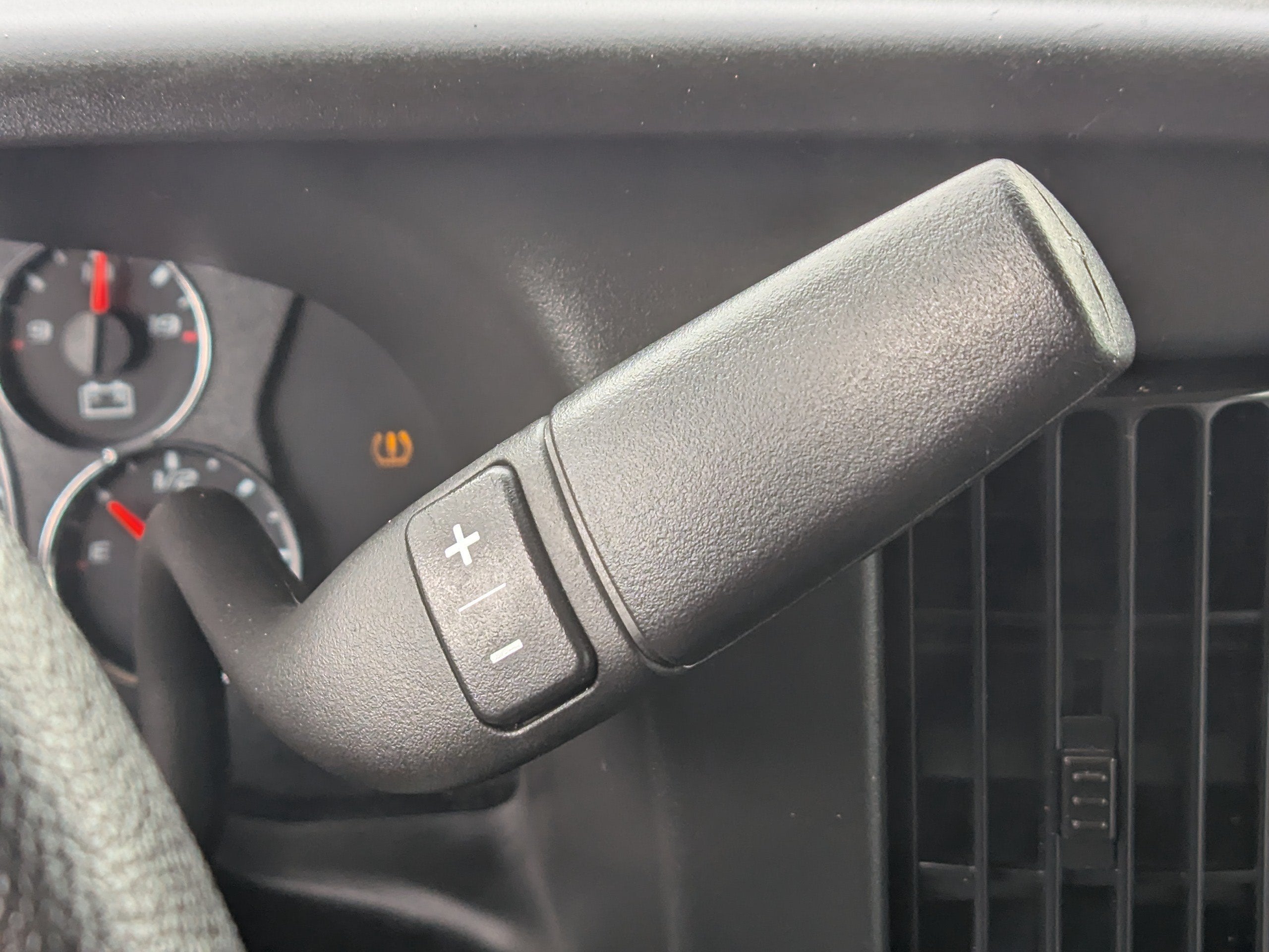 2025 Chevrolet Express Passenger 1LT