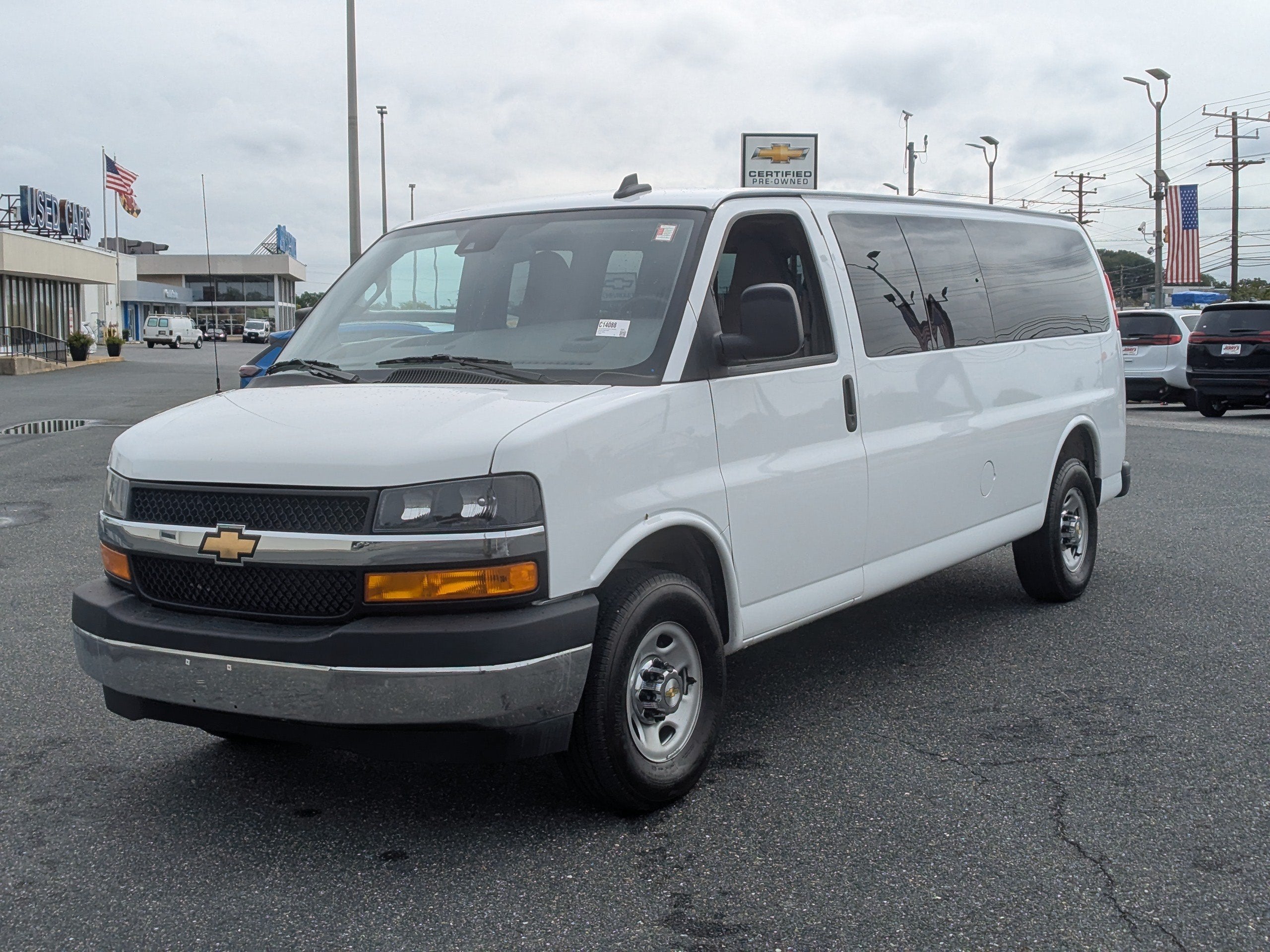 2025 Chevrolet Express Passenger 1LT