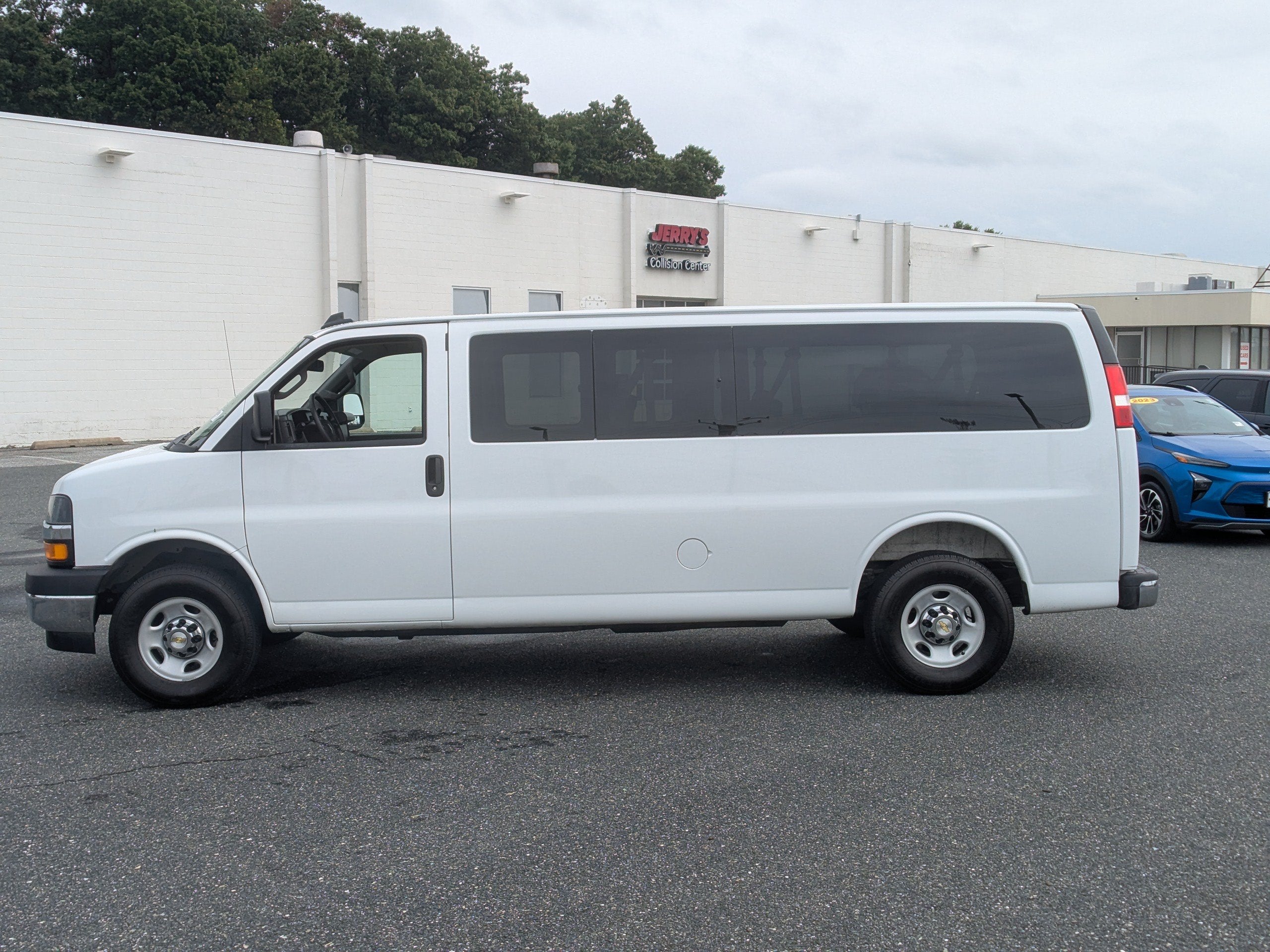 2025 Chevrolet Express Passenger 1LT