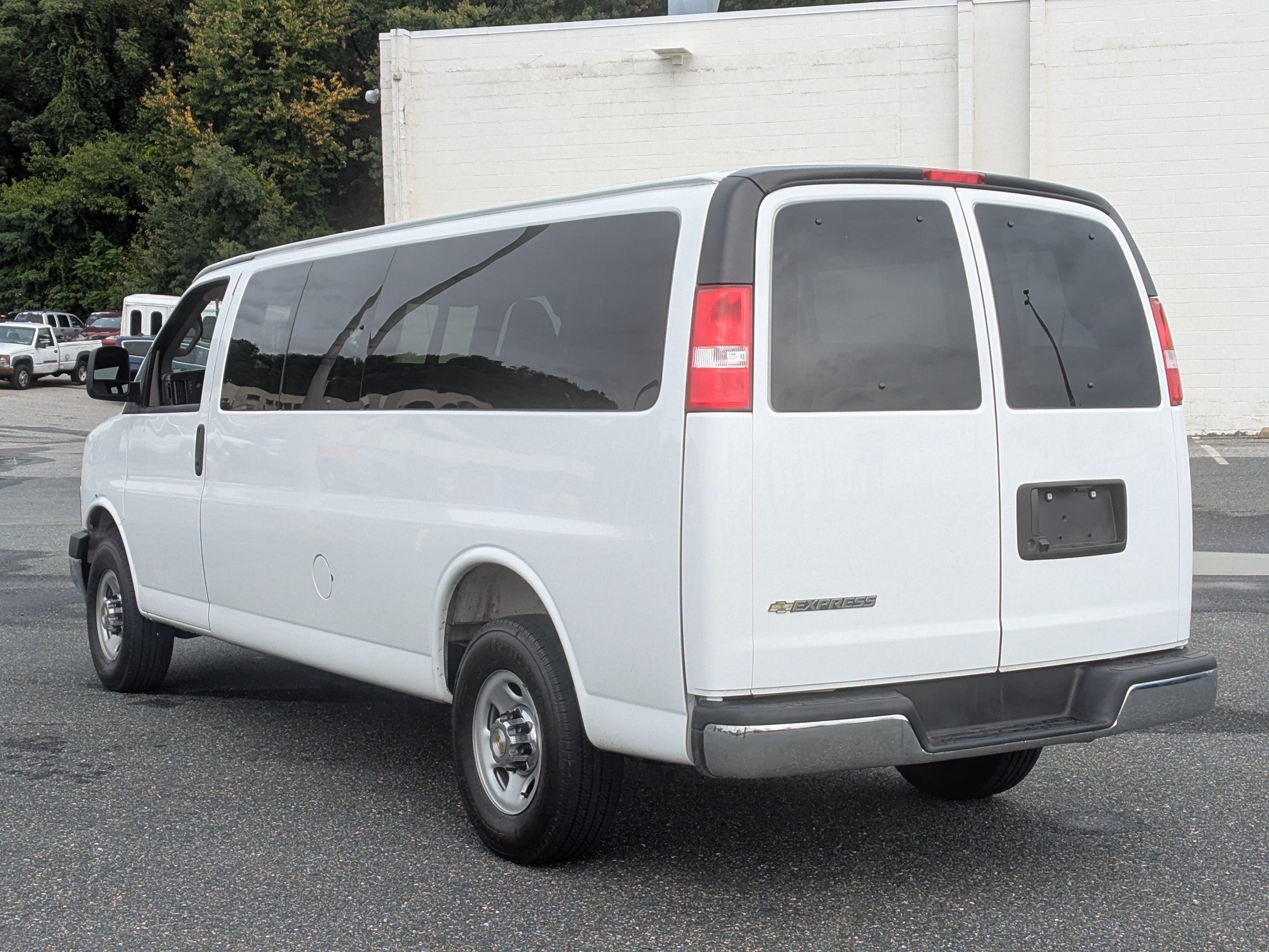 2025 Chevrolet Express Passenger 1LT