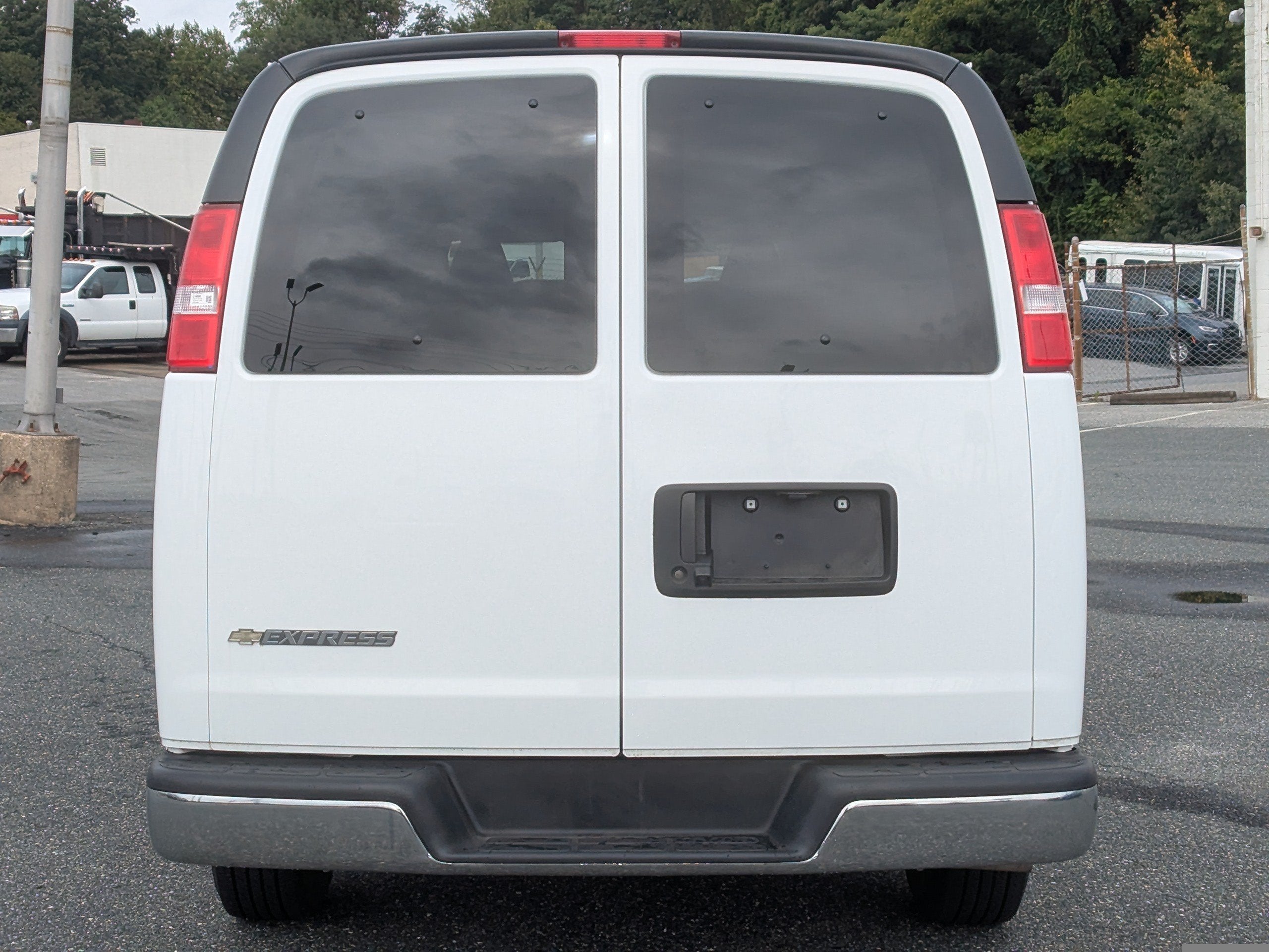 2025 Chevrolet Express Passenger 1LT