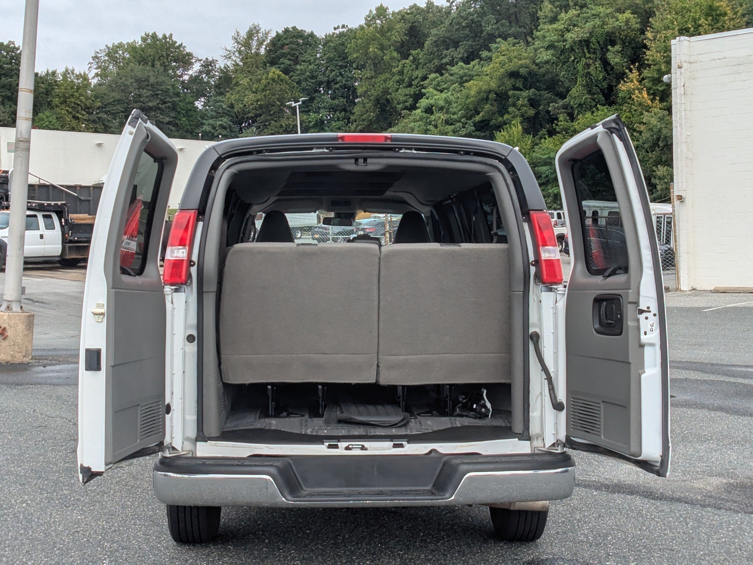 2025 Chevrolet Express Passenger 1LT