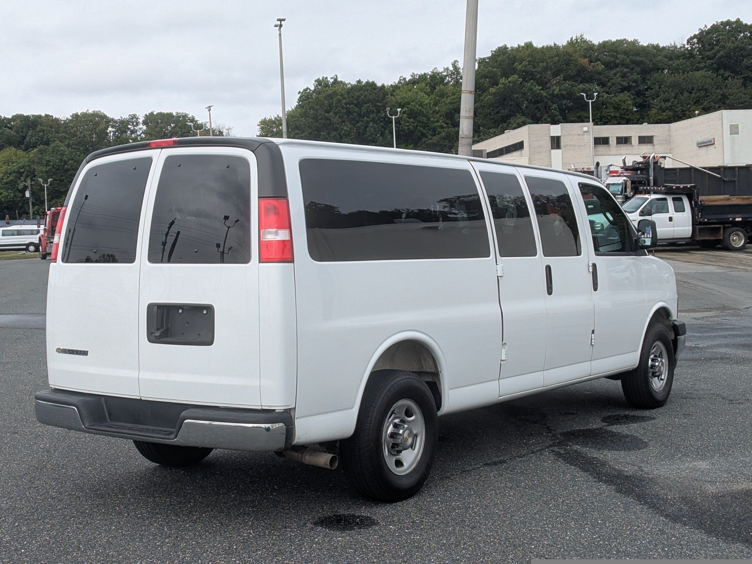 2025 Chevrolet Express Passenger 1LT
