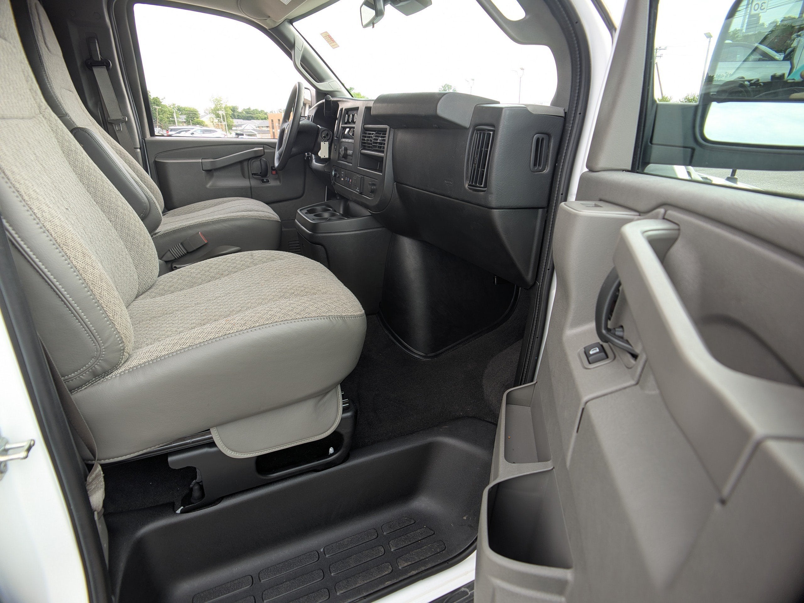 2025 Chevrolet Express Passenger 1LT