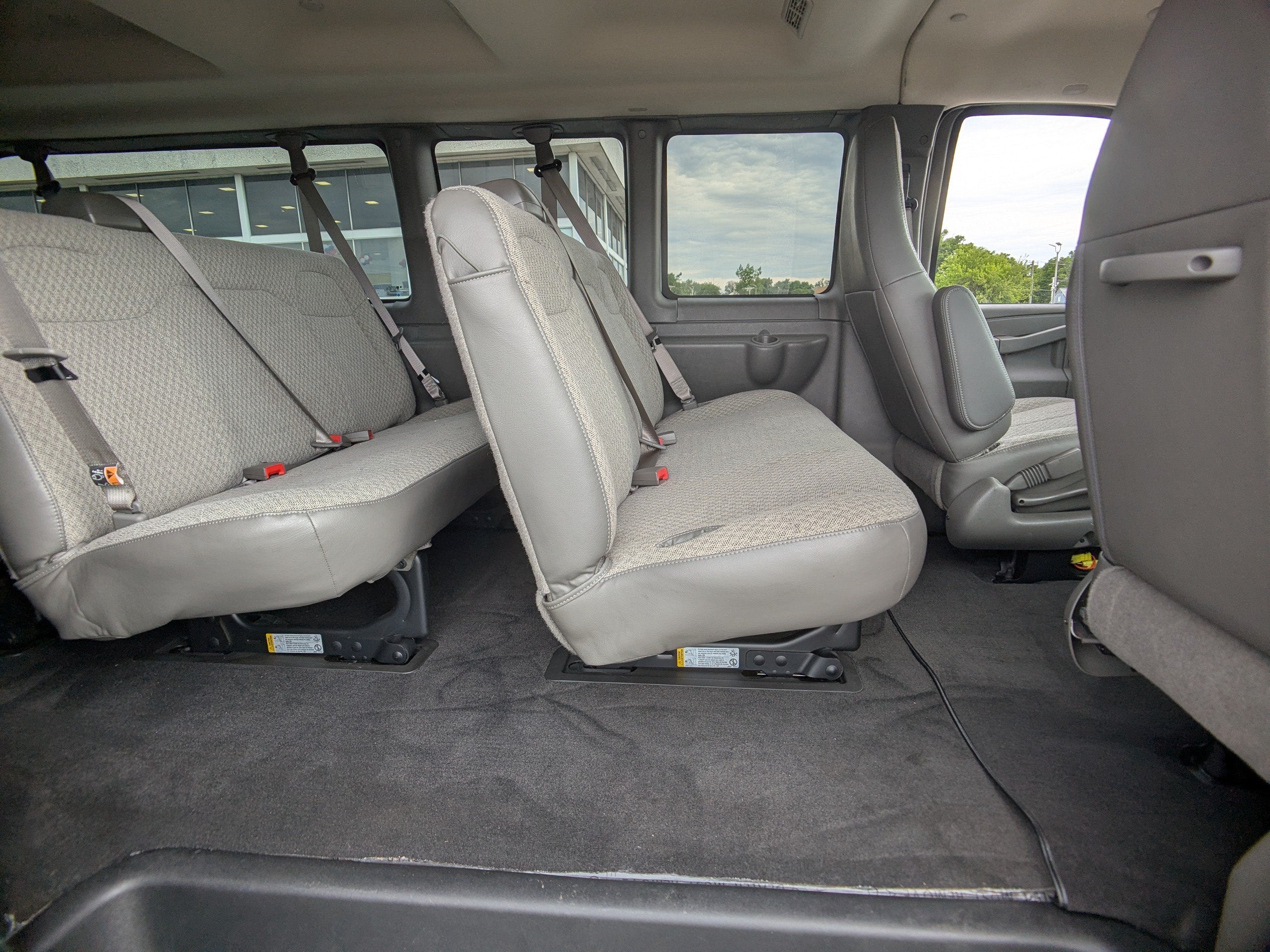 2025 Chevrolet Express Passenger 1LT