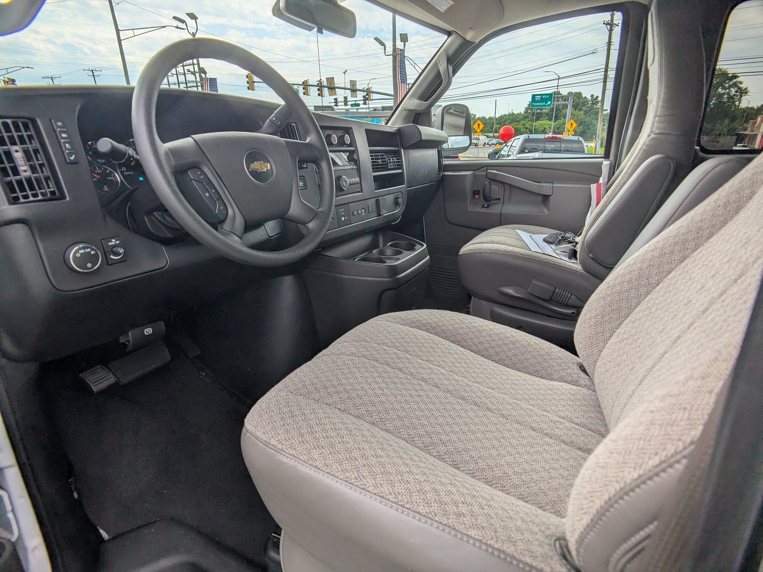 2025 Chevrolet Express Passenger 1LT
