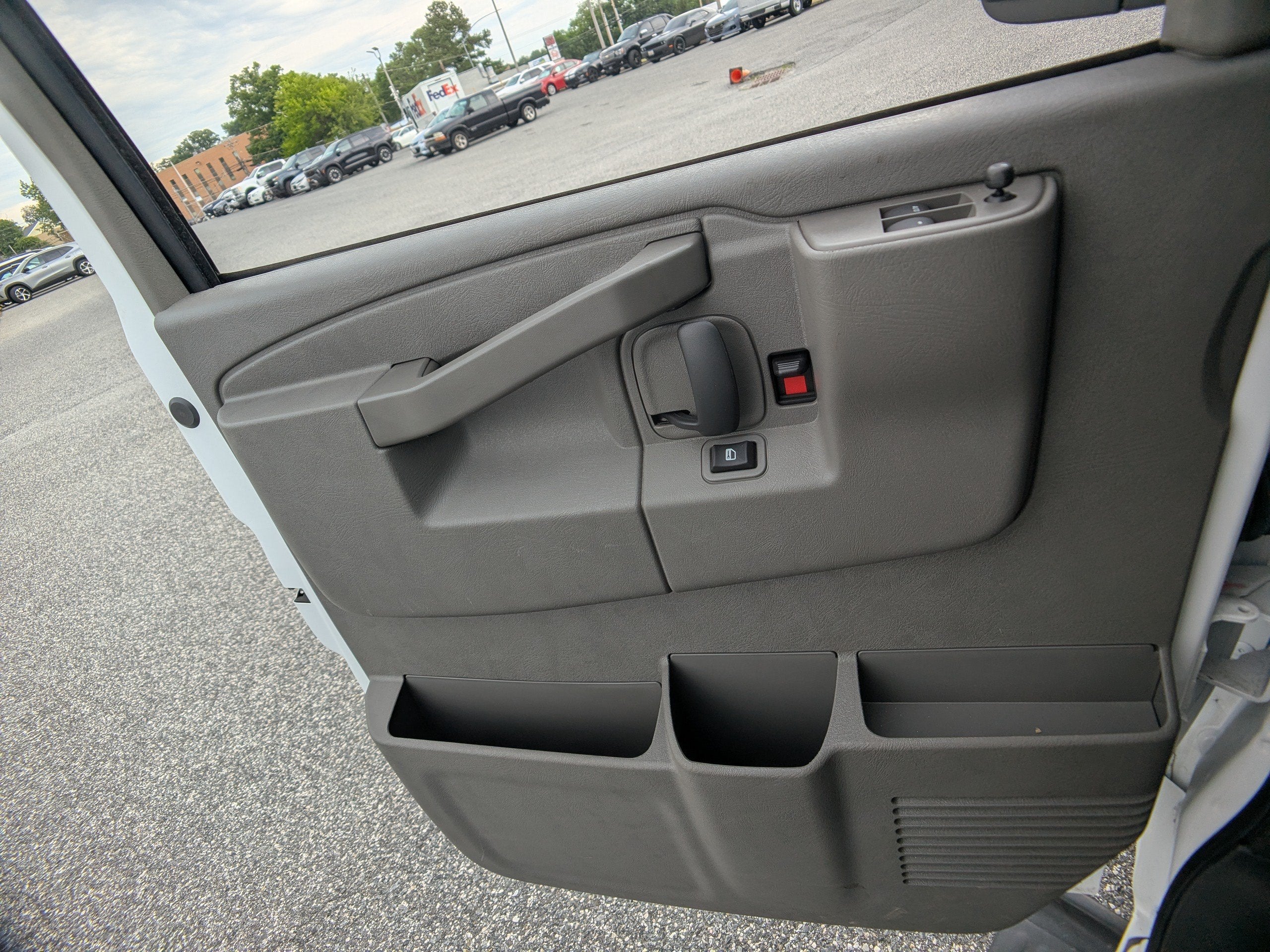 2025 Chevrolet Express Passenger 1LT