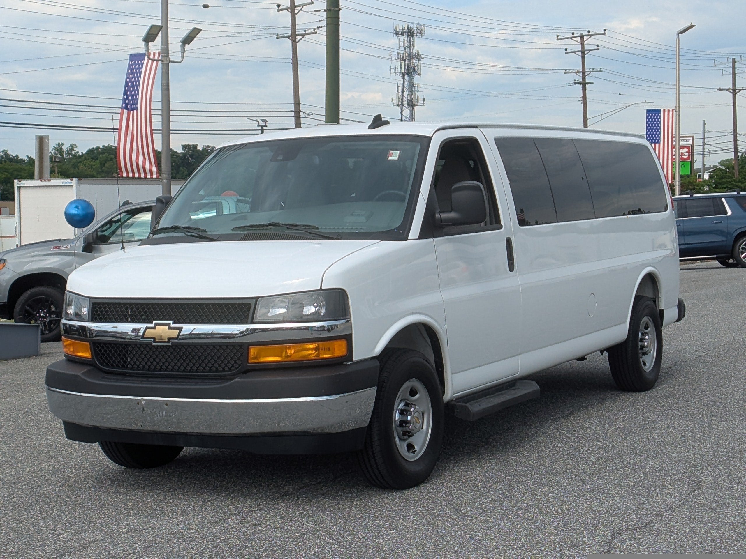2025 Chevrolet Express Passenger 1LT