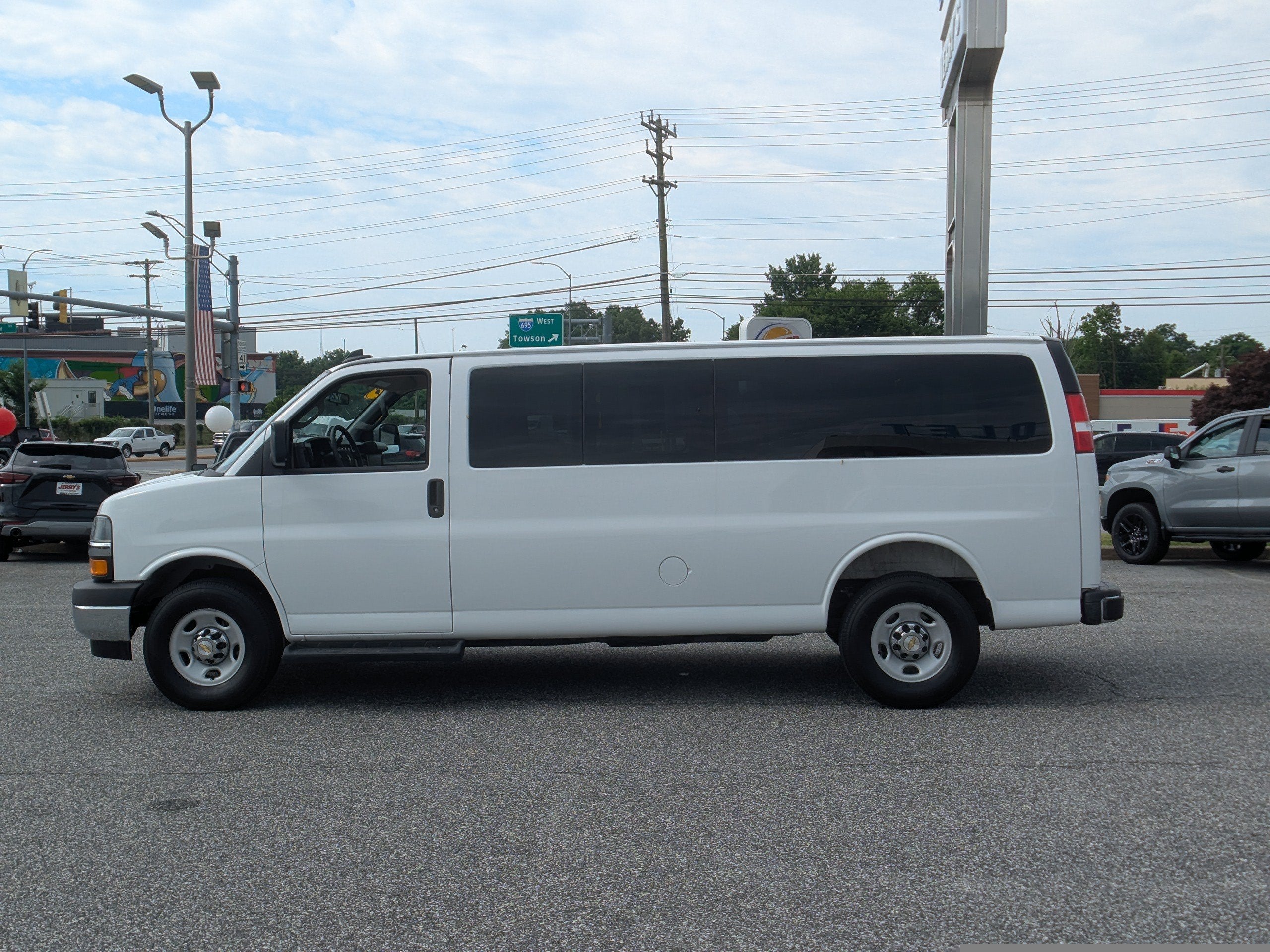 2025 Chevrolet Express Passenger 1LT