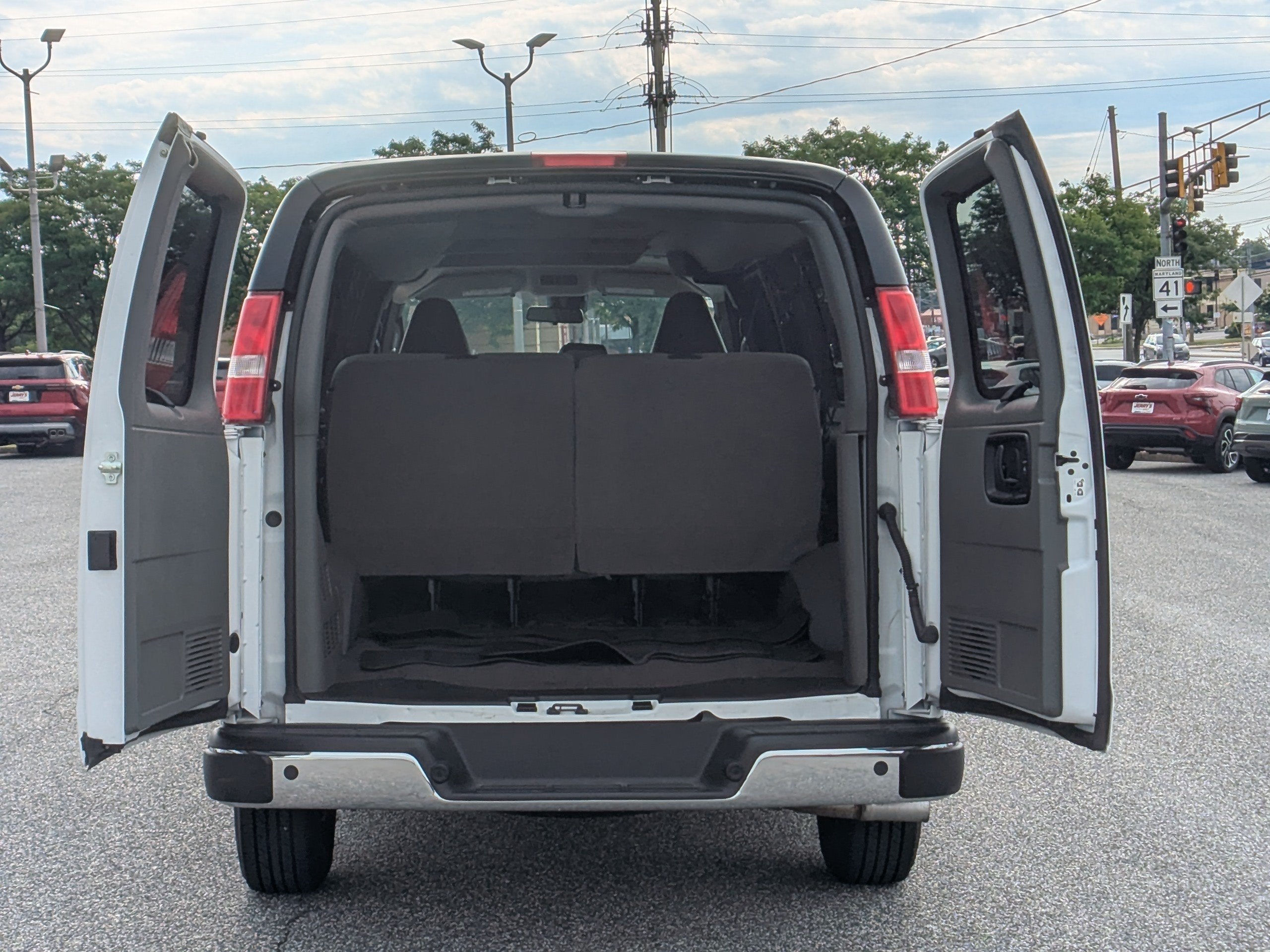 2025 Chevrolet Express Passenger 1LT