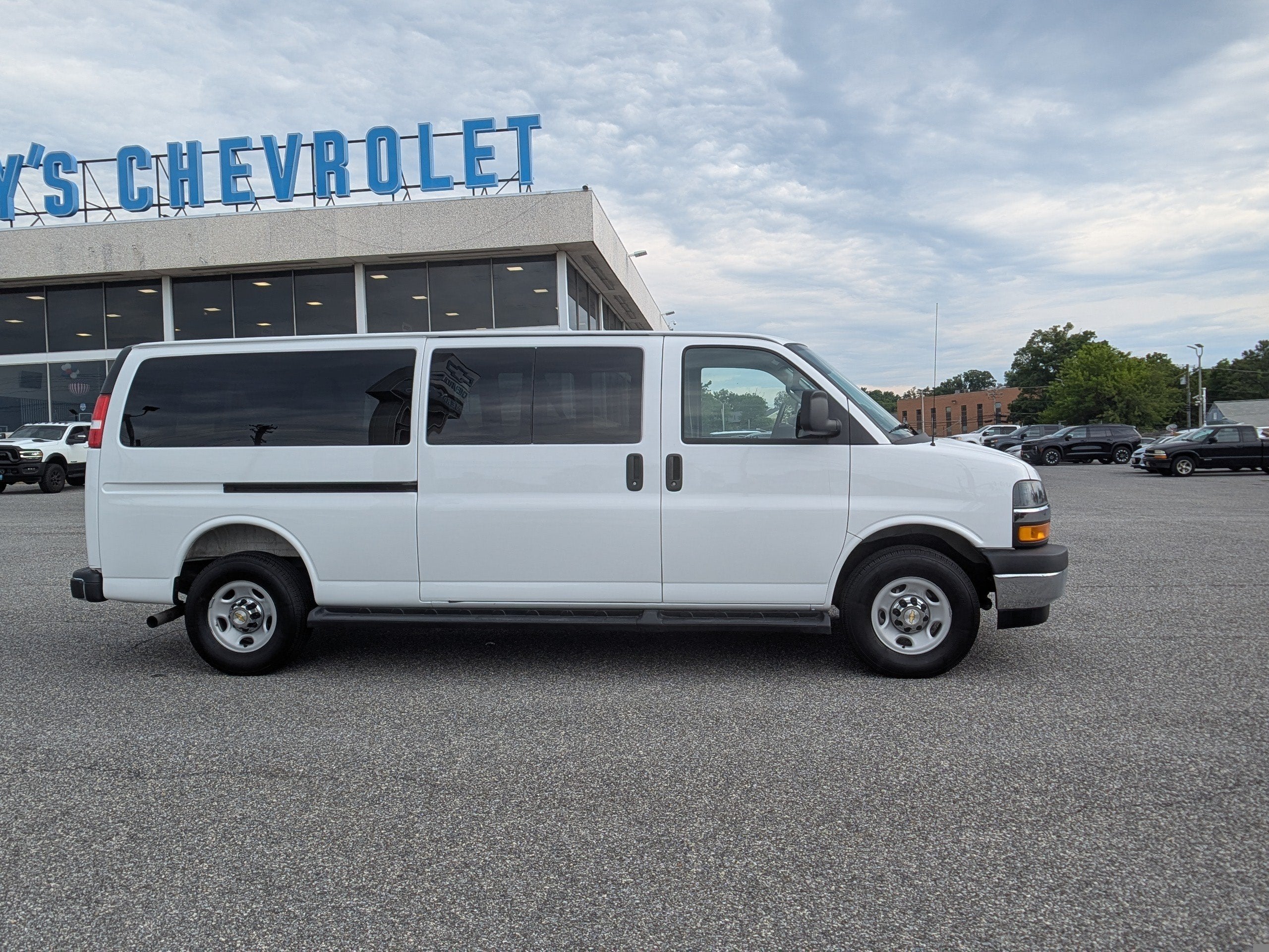 2025 Chevrolet Express Passenger 1LT