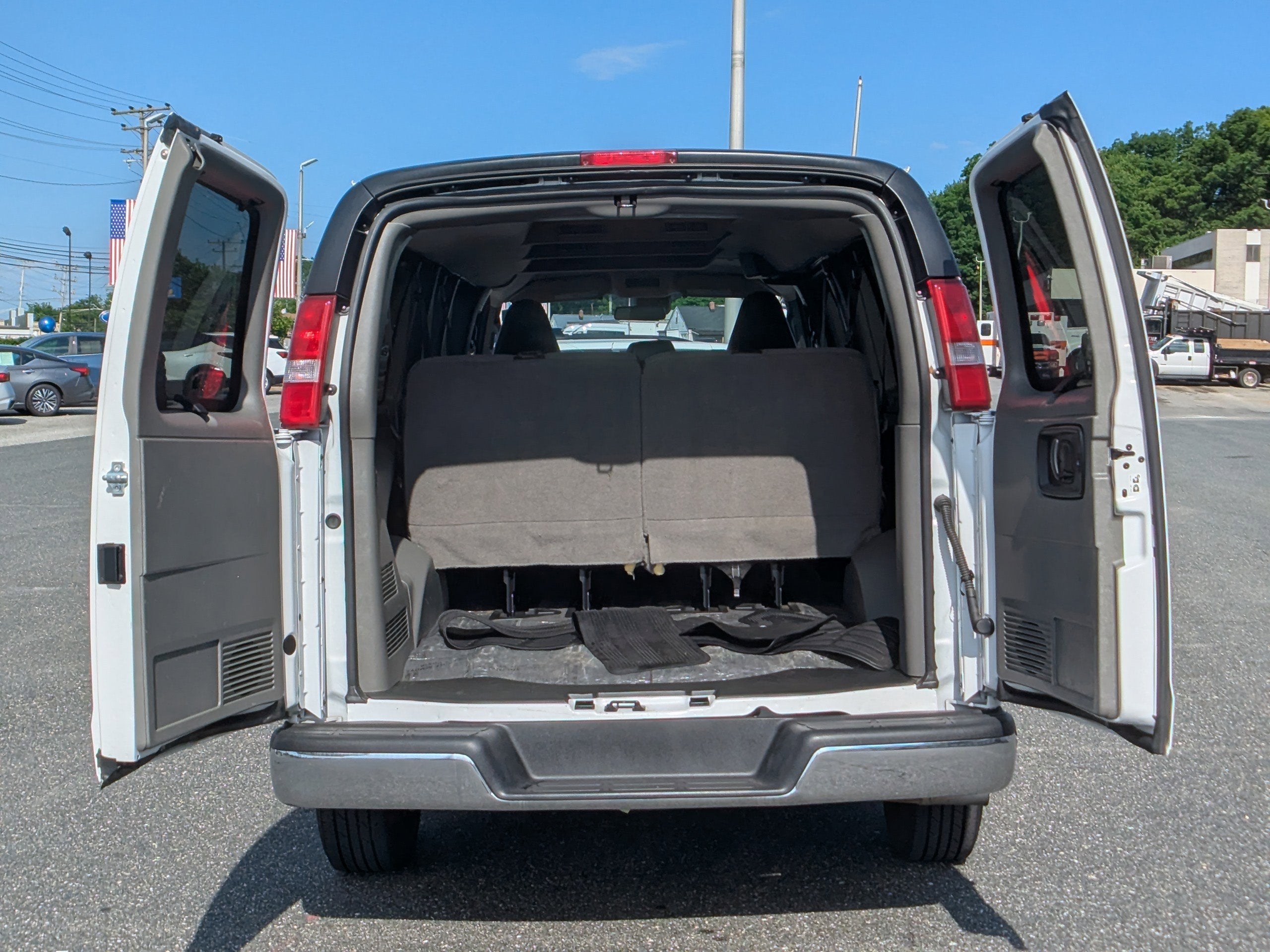 2025 GMC Savana Passenger LT