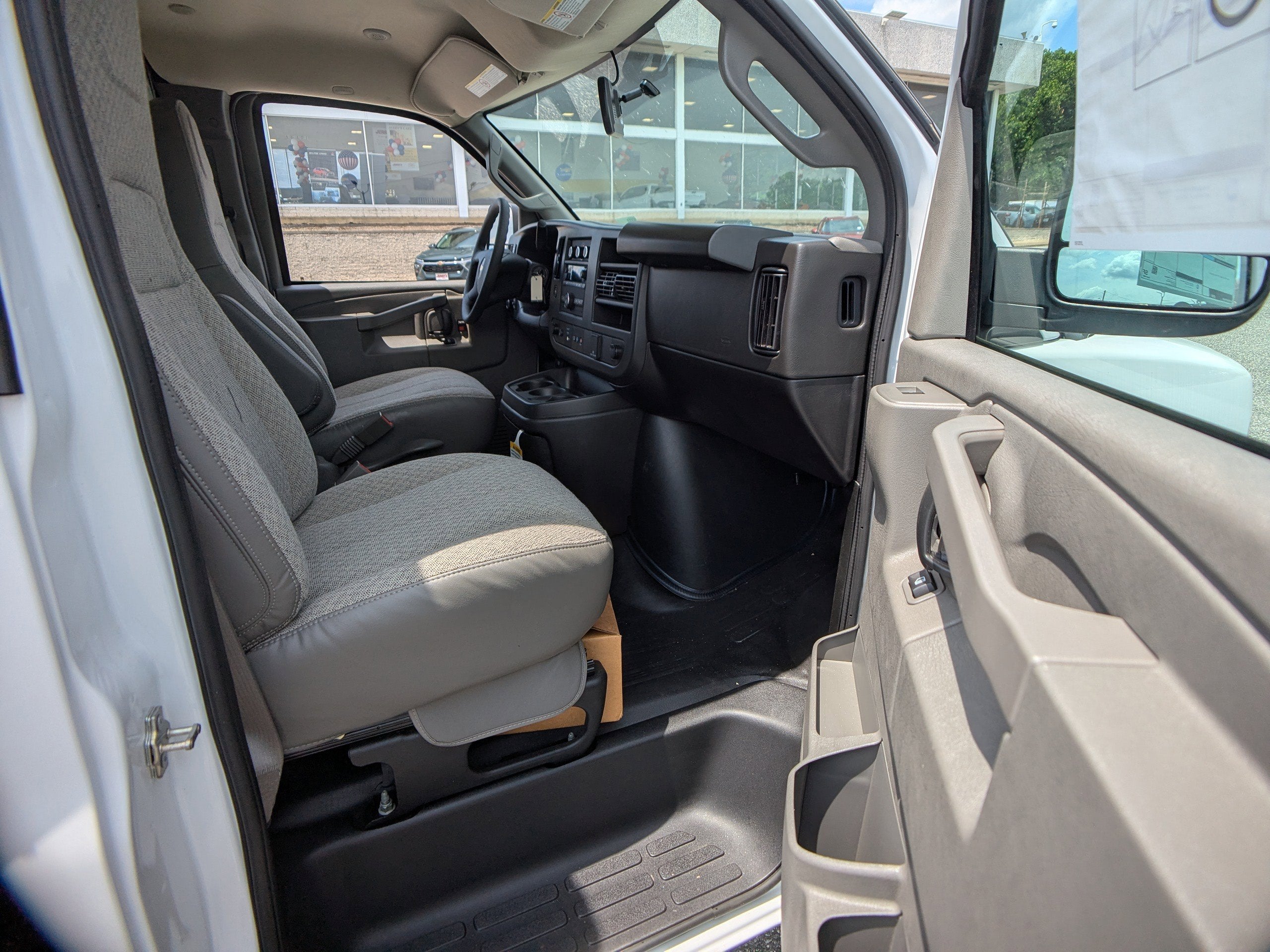 2025 Chevrolet Express Cutaway 3500 1WT