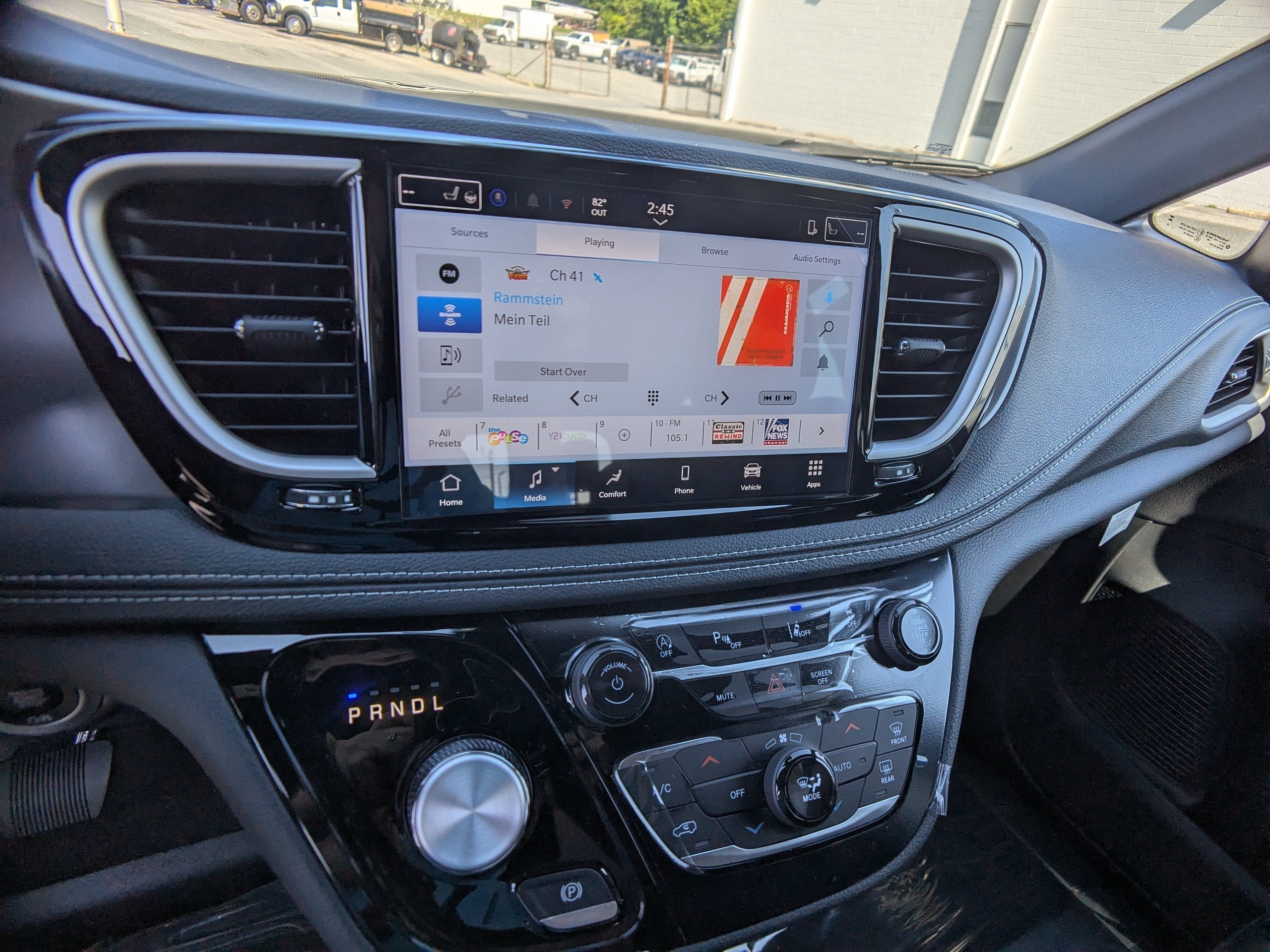 2026 Chrysler Pacifica Select