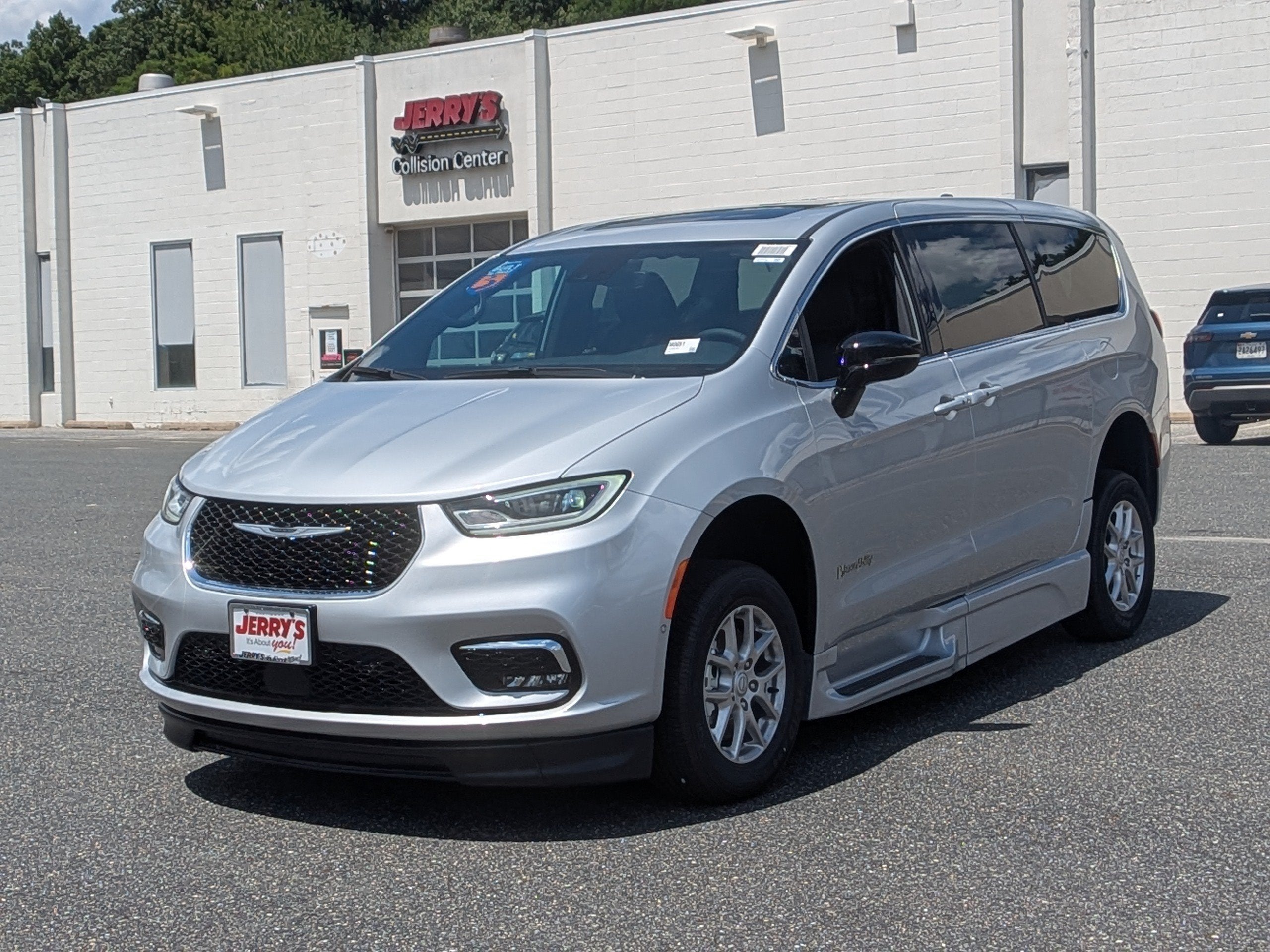 2026 Chrysler Pacifica Select