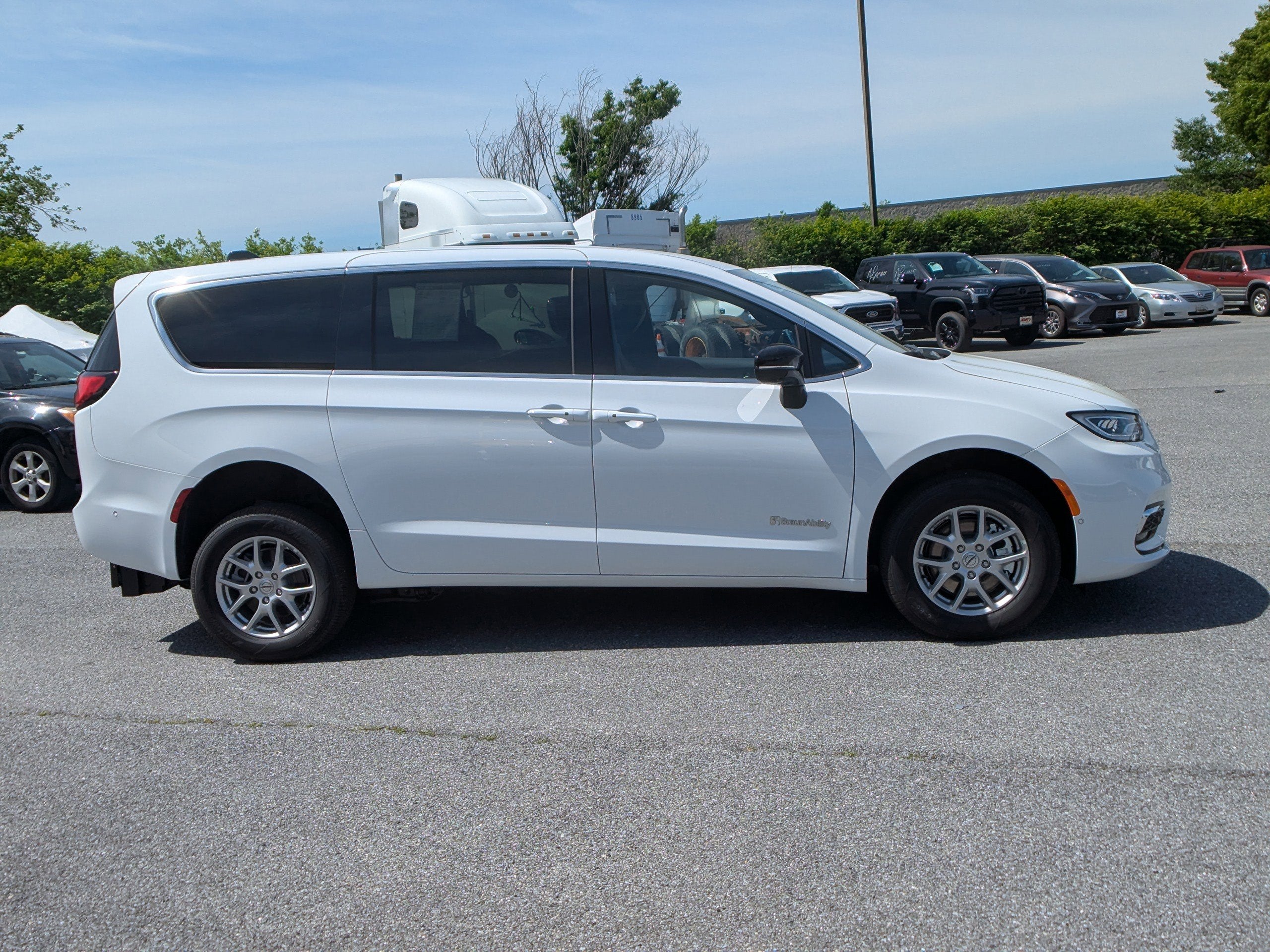 2025 Chrysler Pacifica Select