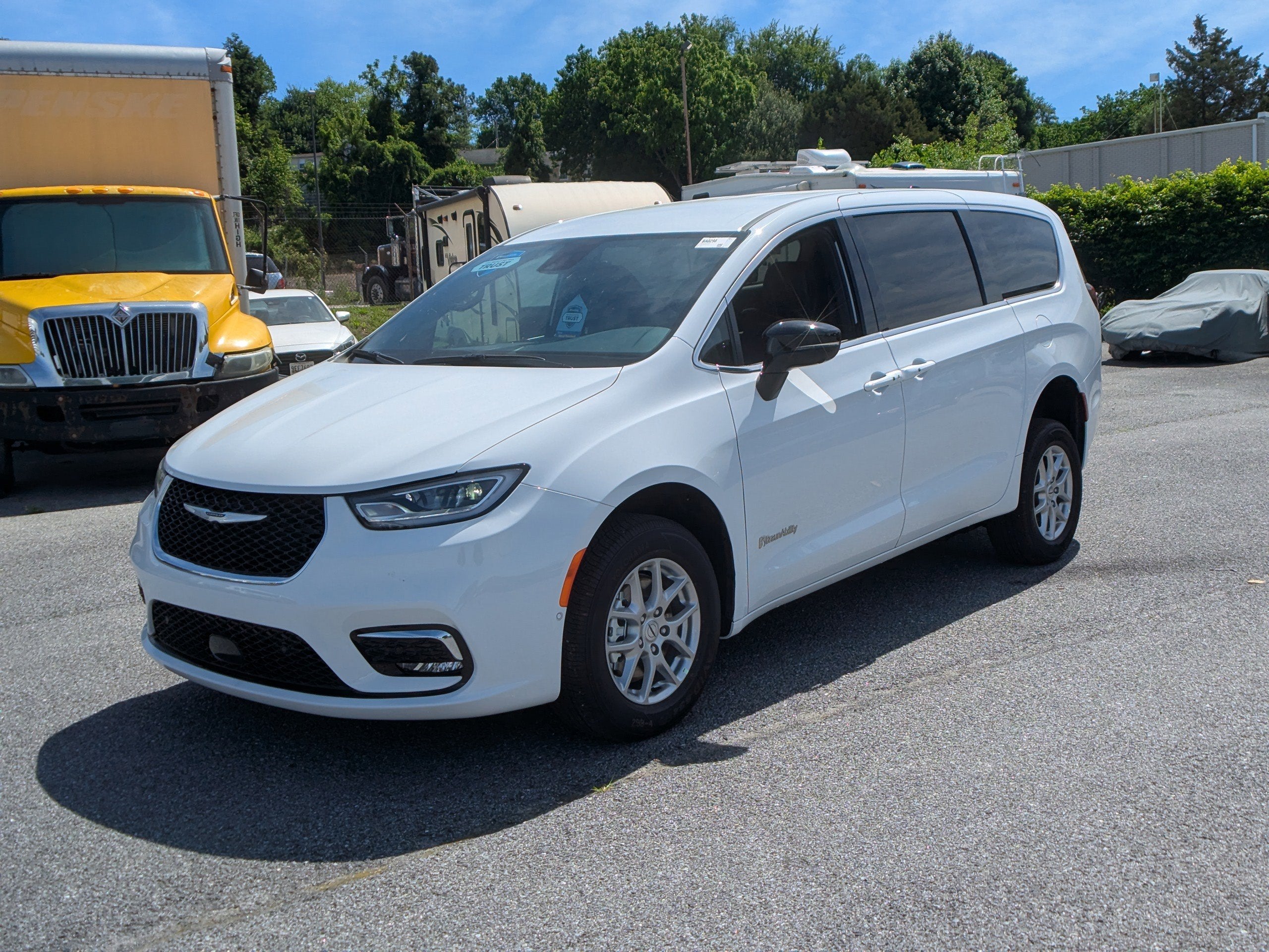 2025 Chrysler Pacifica Select