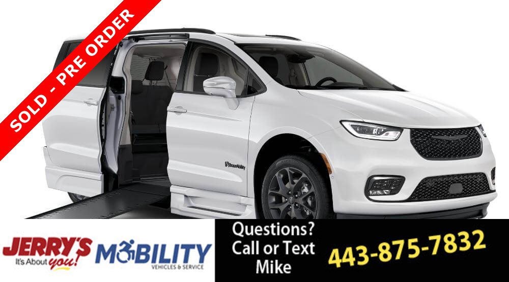 2024 Chrysler Pacifica Touring L's photo