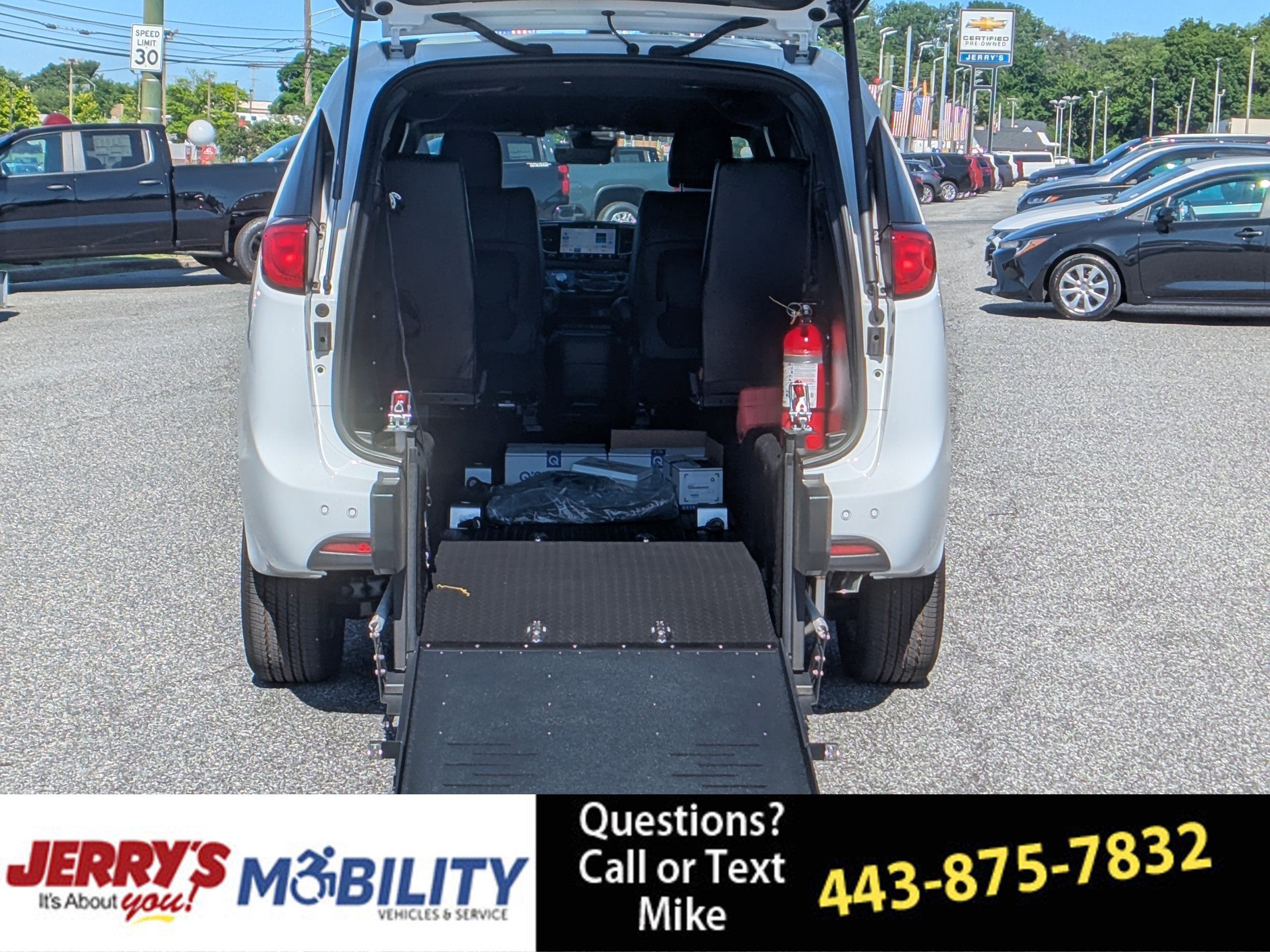 2026 Chrysler Voyager LX's photo