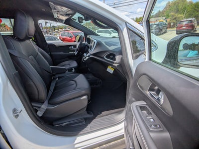 2025 Chrysler Voyager LX