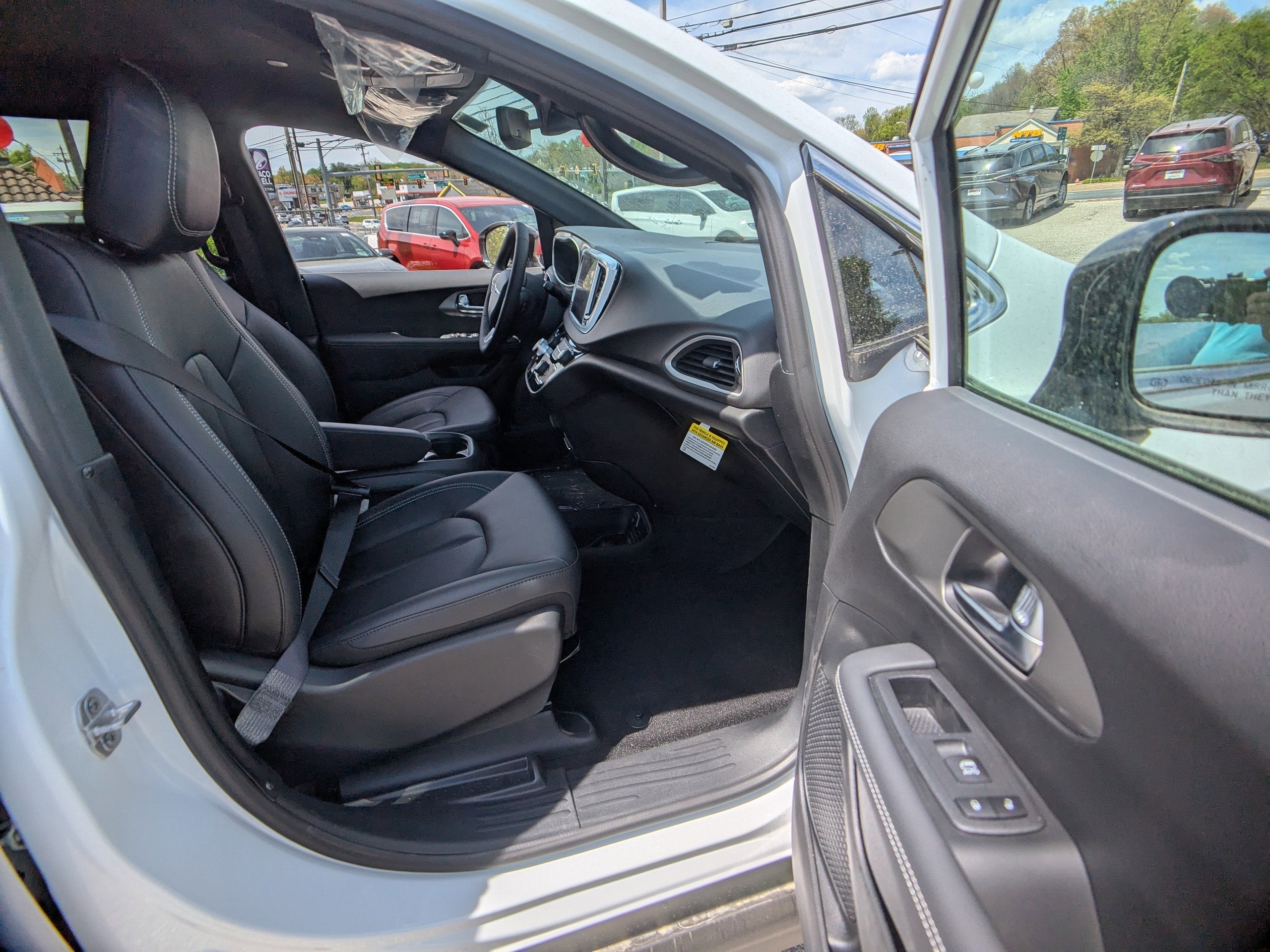 2025 Chrysler Voyager LX