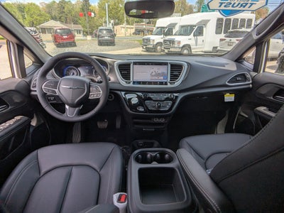 2025 Chrysler Voyager LX