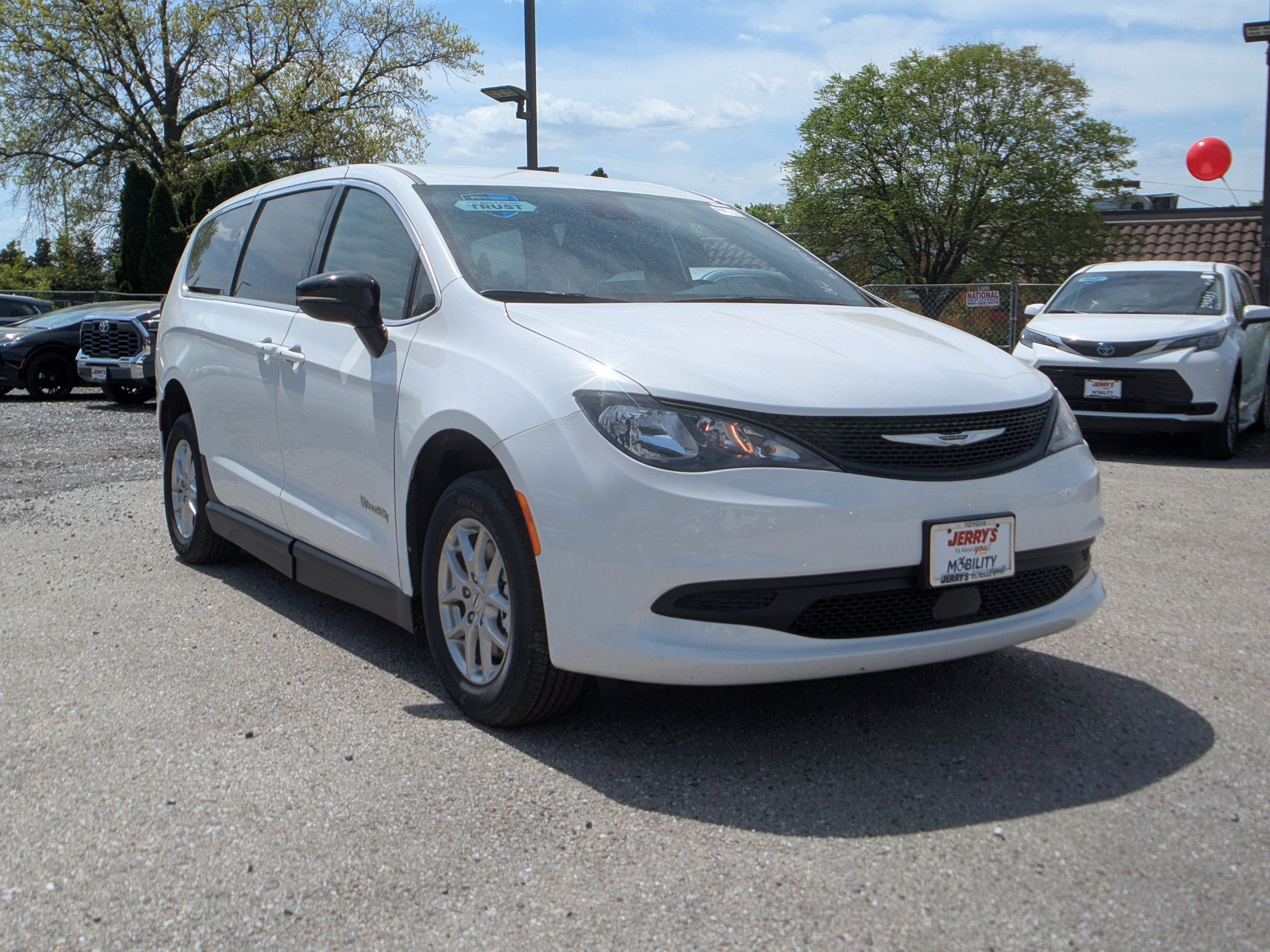 2025 Chrysler Voyager LX