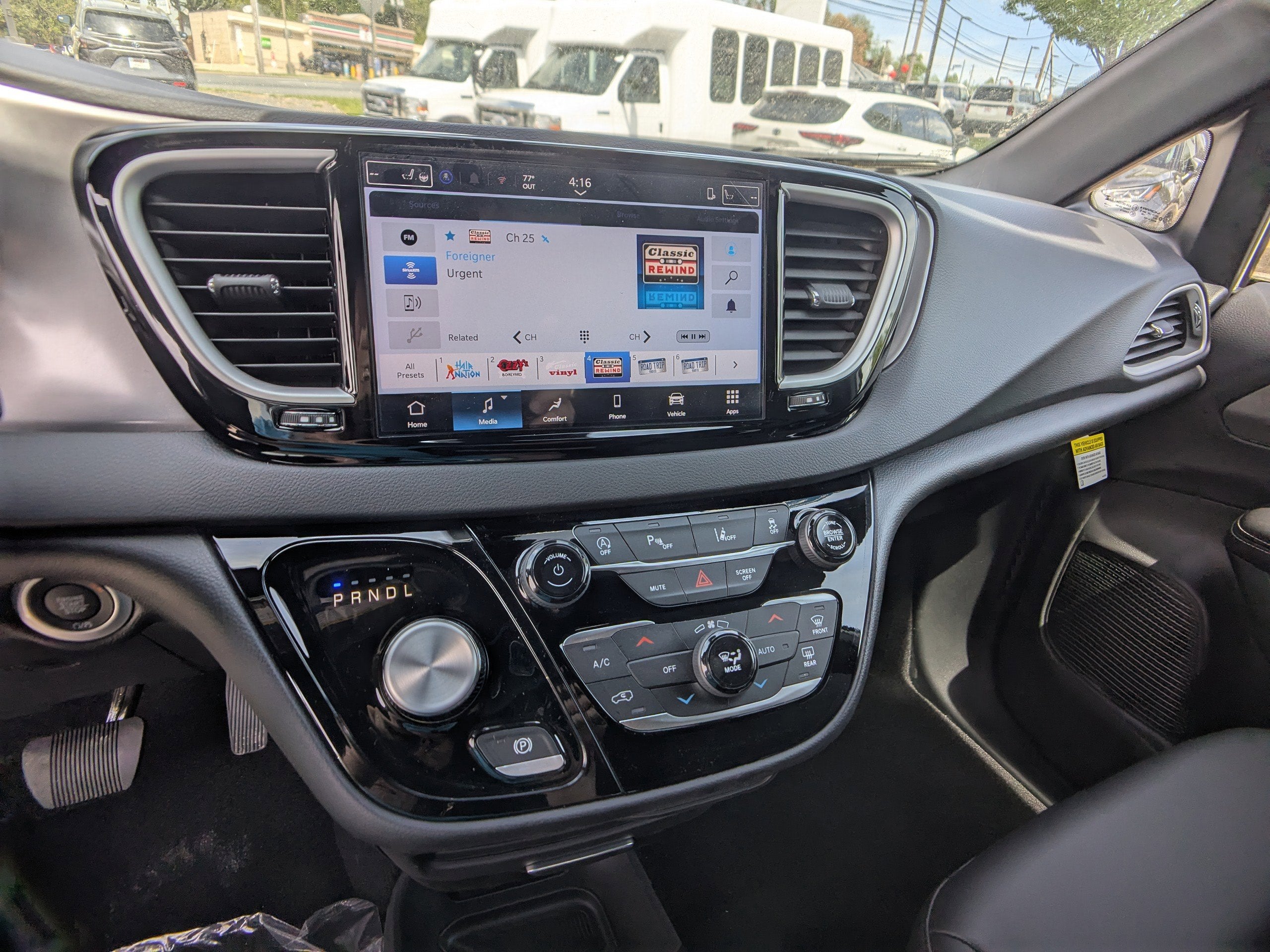 2025 Chrysler Voyager LX