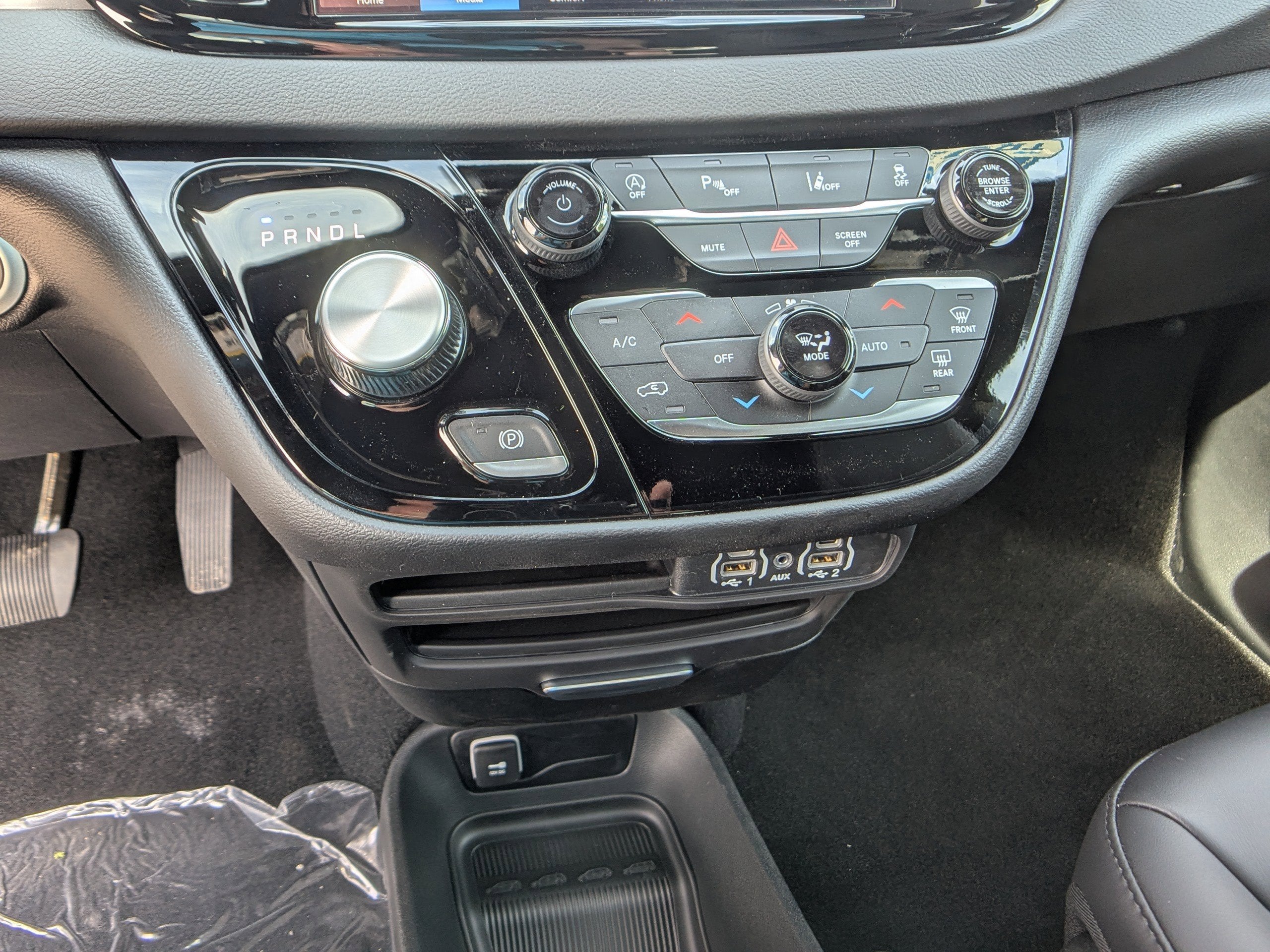 2025 Chrysler Voyager LX