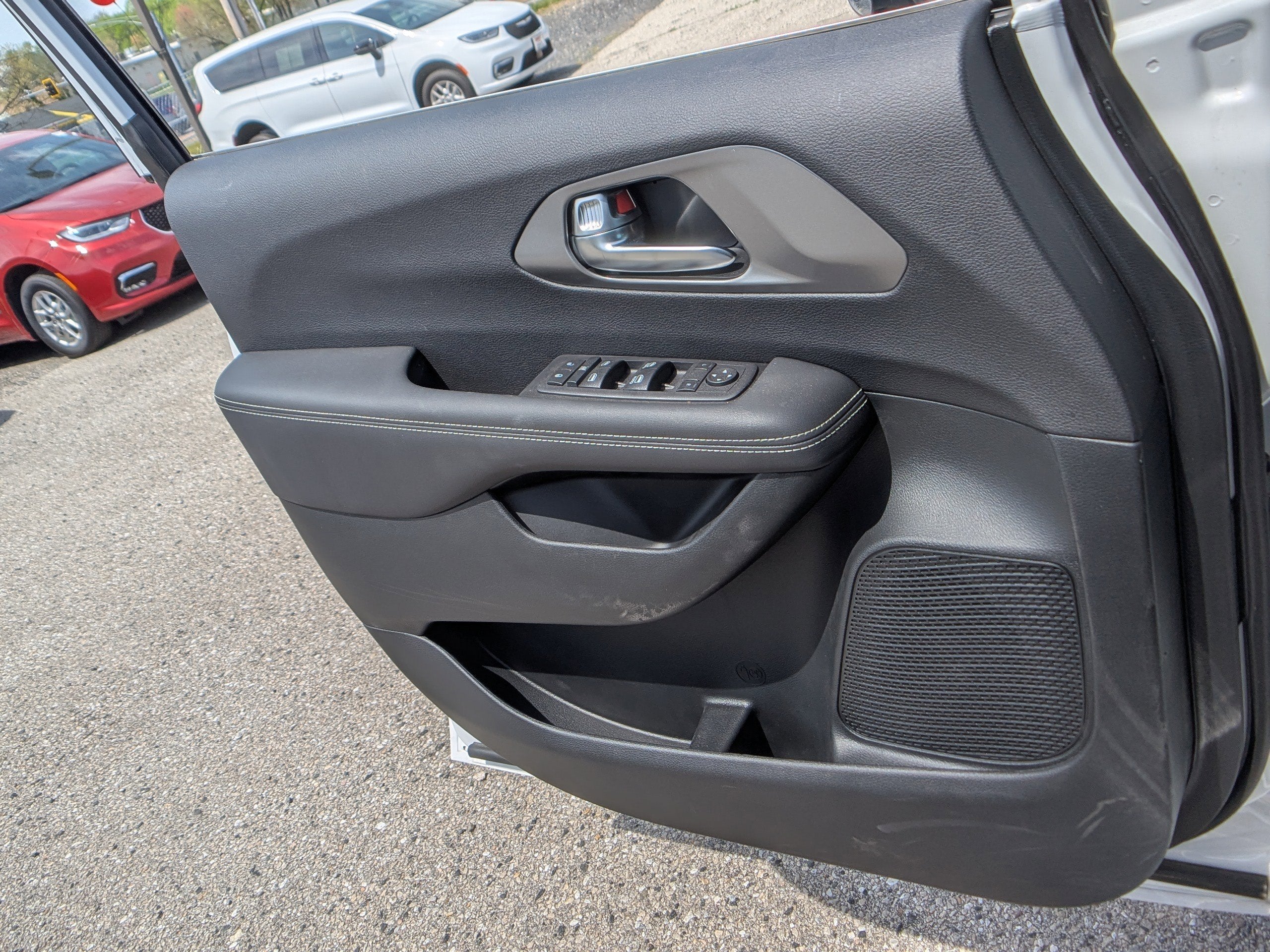 2025 Chrysler Voyager LX