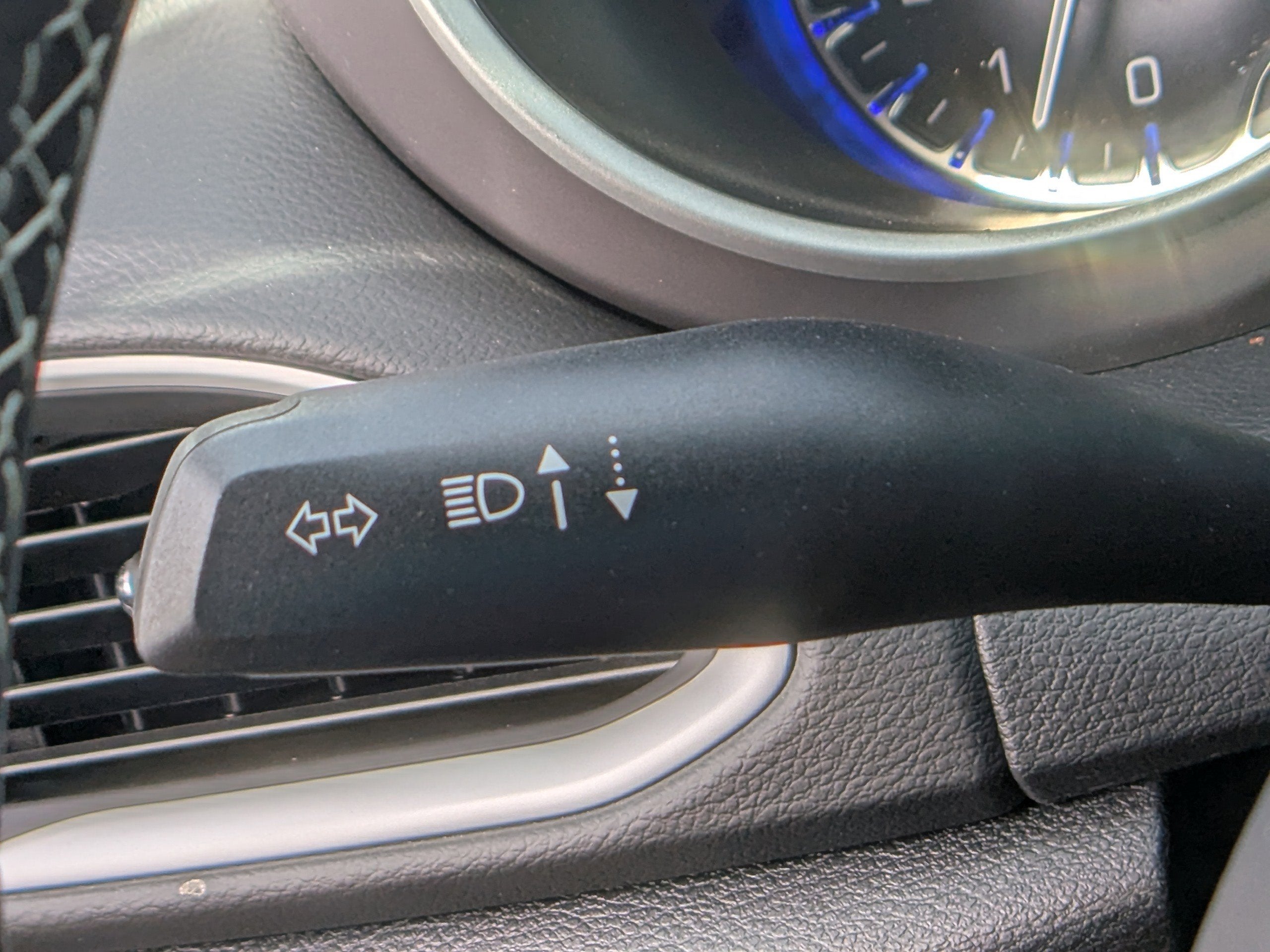 2025 Chrysler Voyager LX