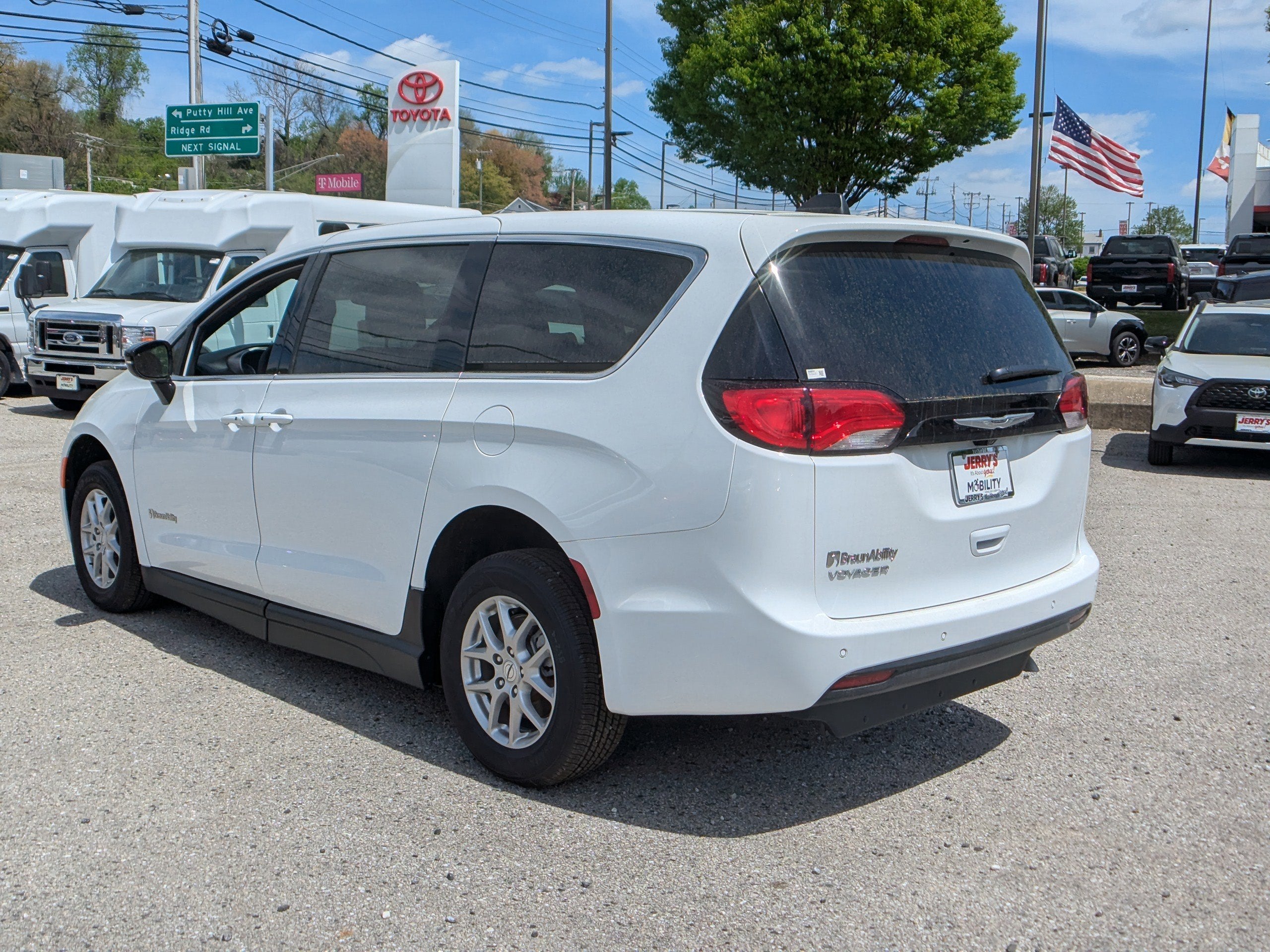 2025 Chrysler Voyager LX