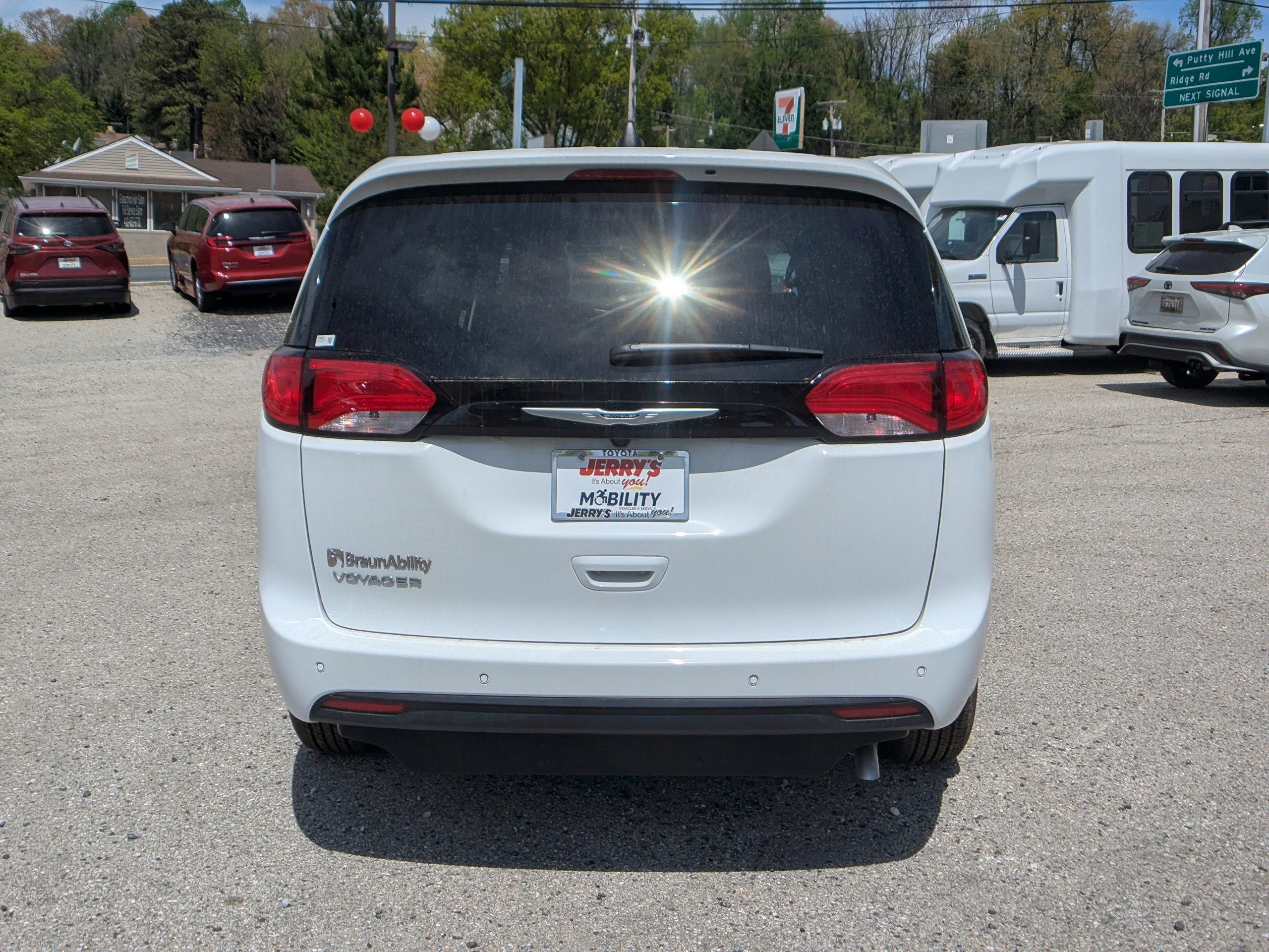 2025 Chrysler Voyager LX