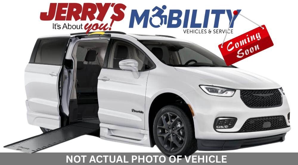 2021 Chrysler Voyager LXI's photo