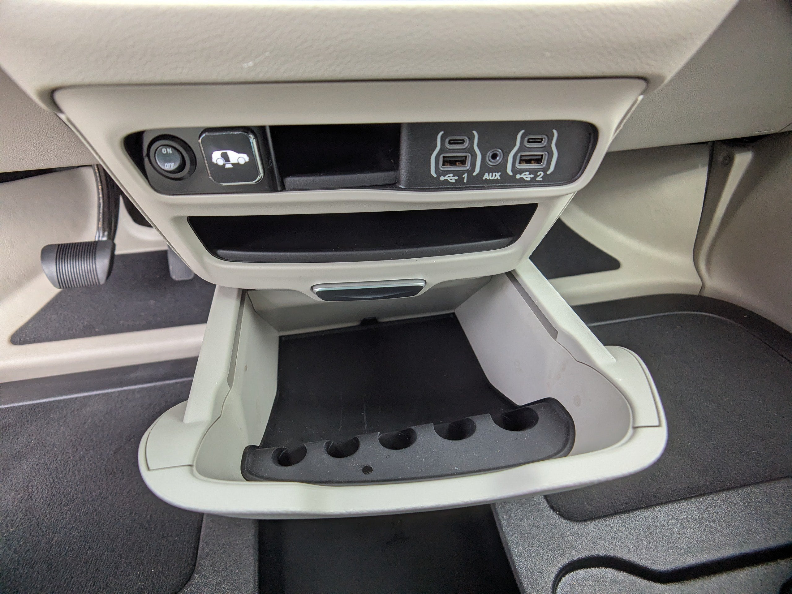 2021 Chrysler Voyager LXI