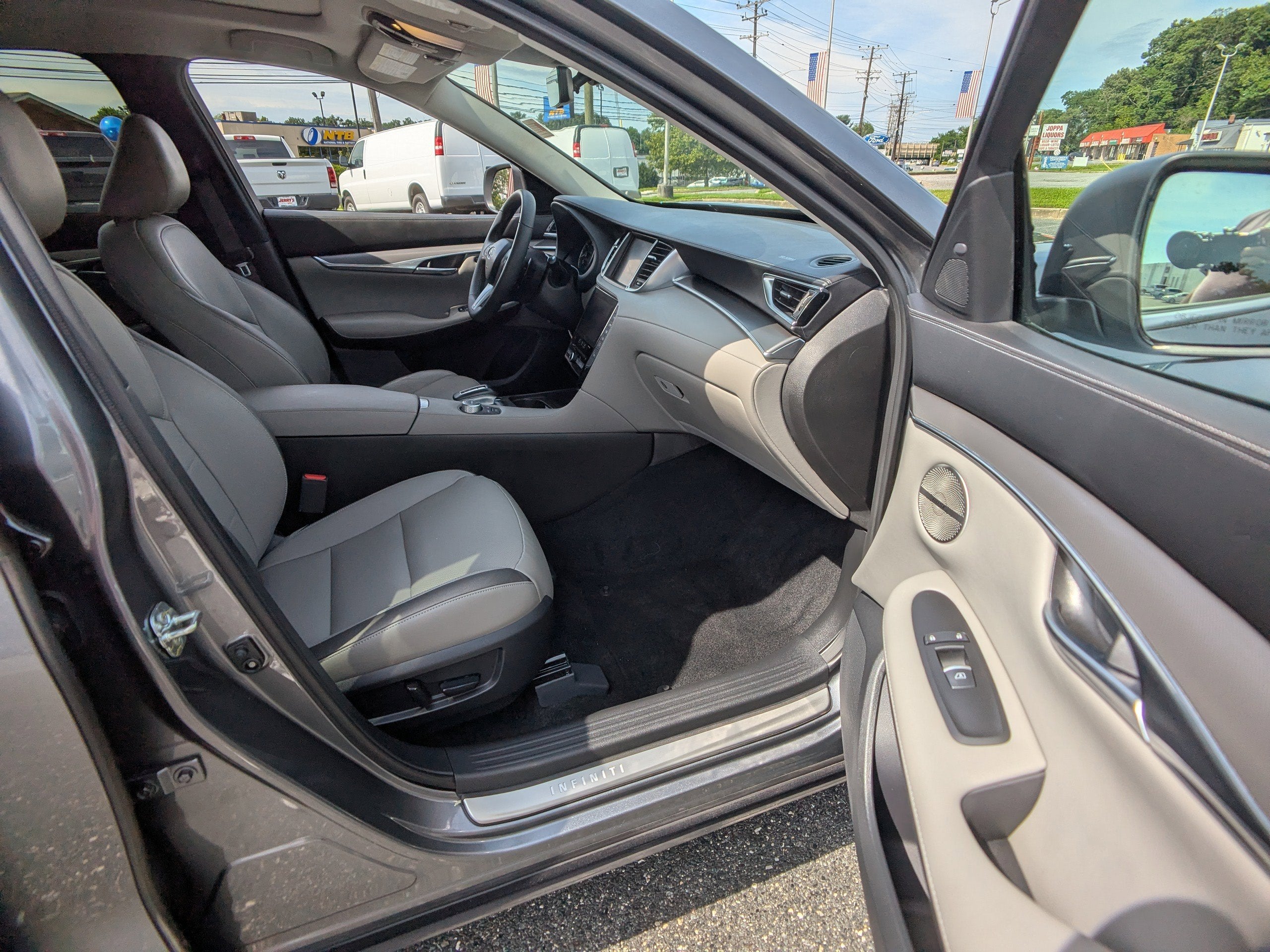 2023 INFINITI QX50 LUXE