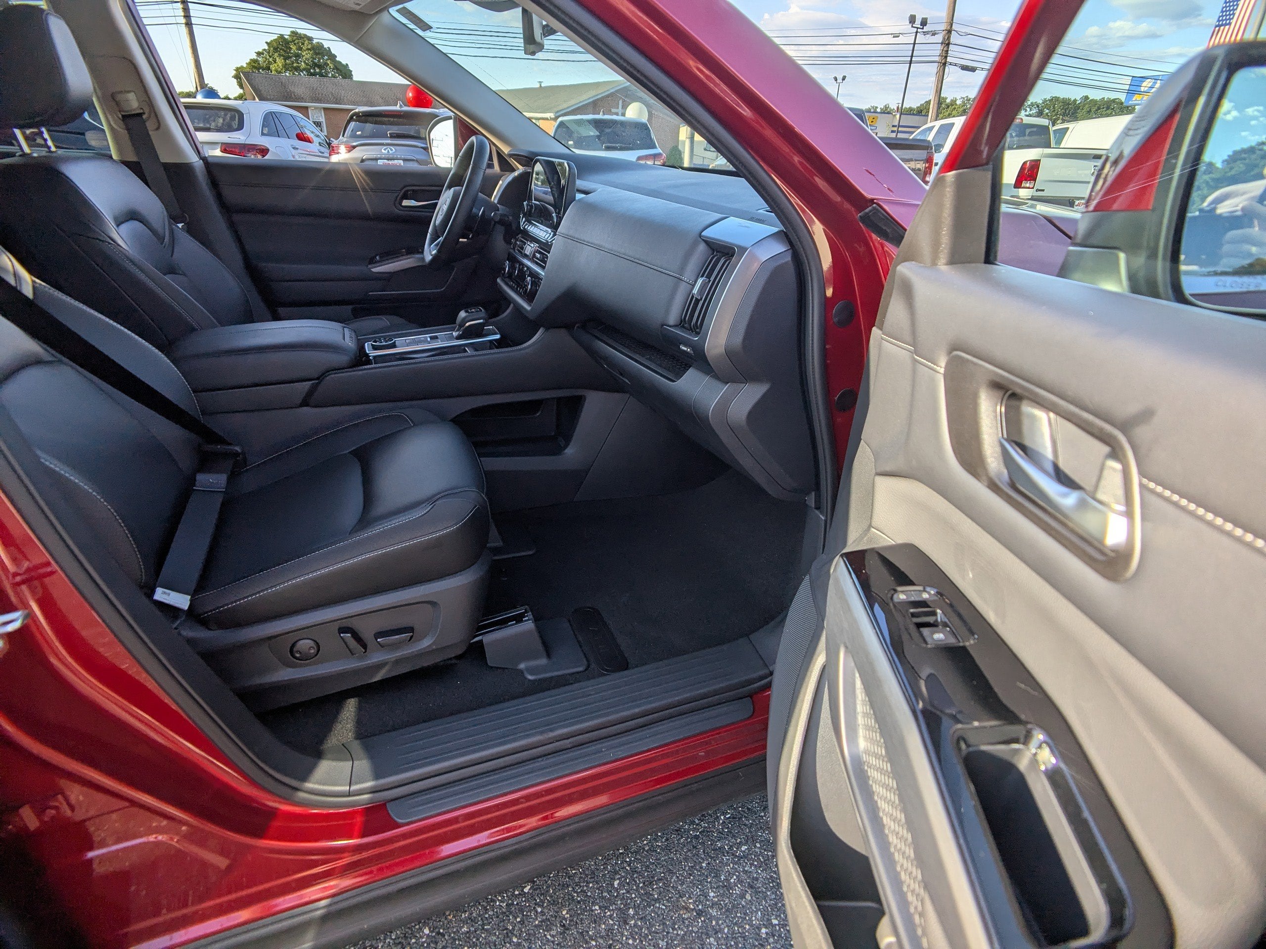 2023 Nissan Pathfinder SL