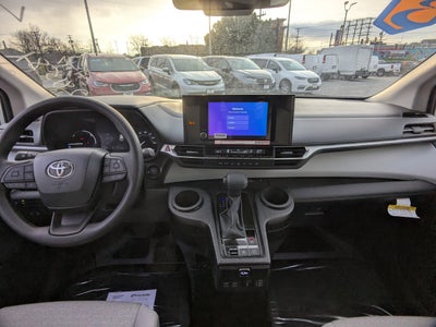 2025 Toyota Sienna LE