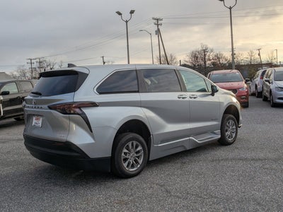 2025 Toyota Sienna LE