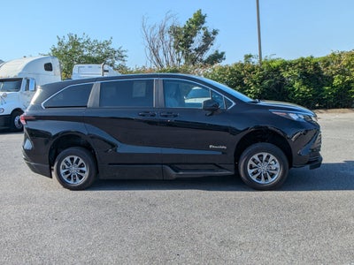 2025 Toyota Sienna LE