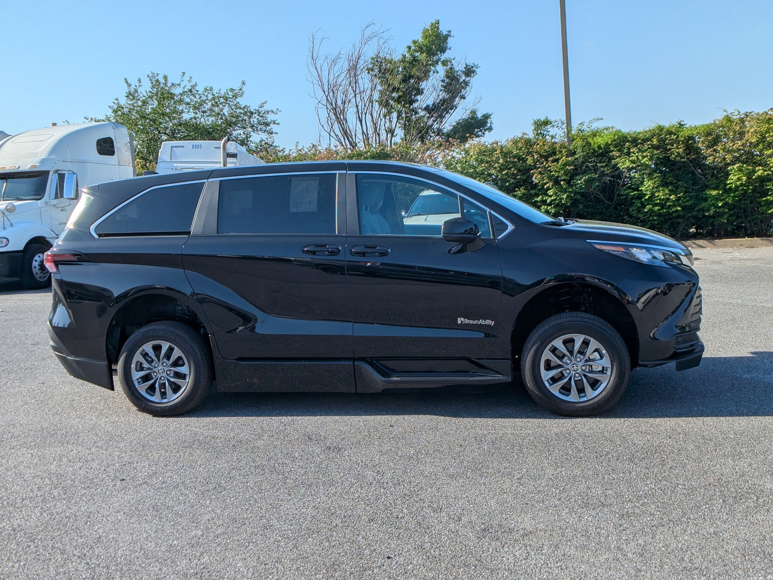 2025 Toyota Sienna LE